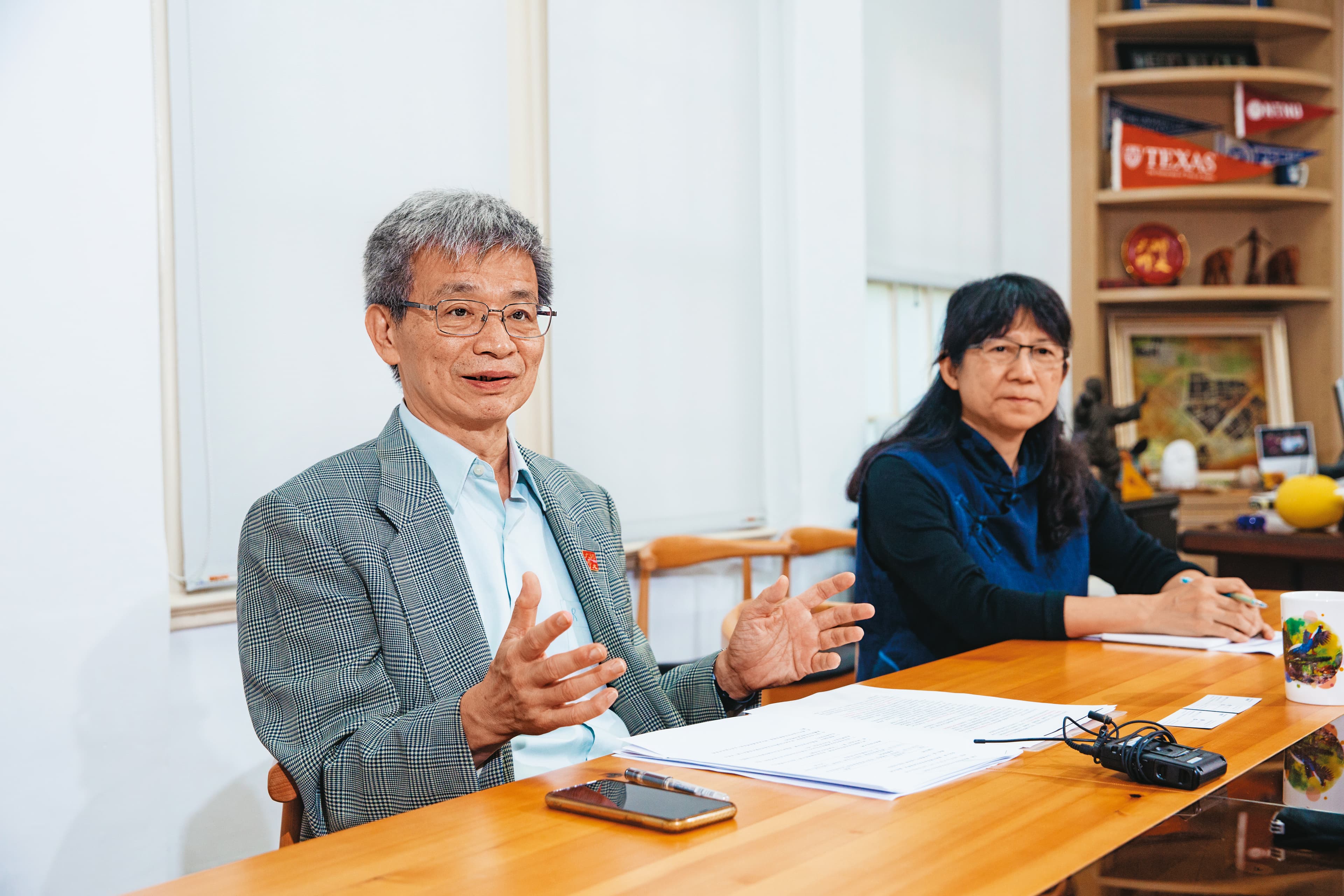 台師大校長吳正己（左）、性平會委員黃馨慧（右）透露，推動性別友善宿舍其實與幾年前一起校內性平事件有關。