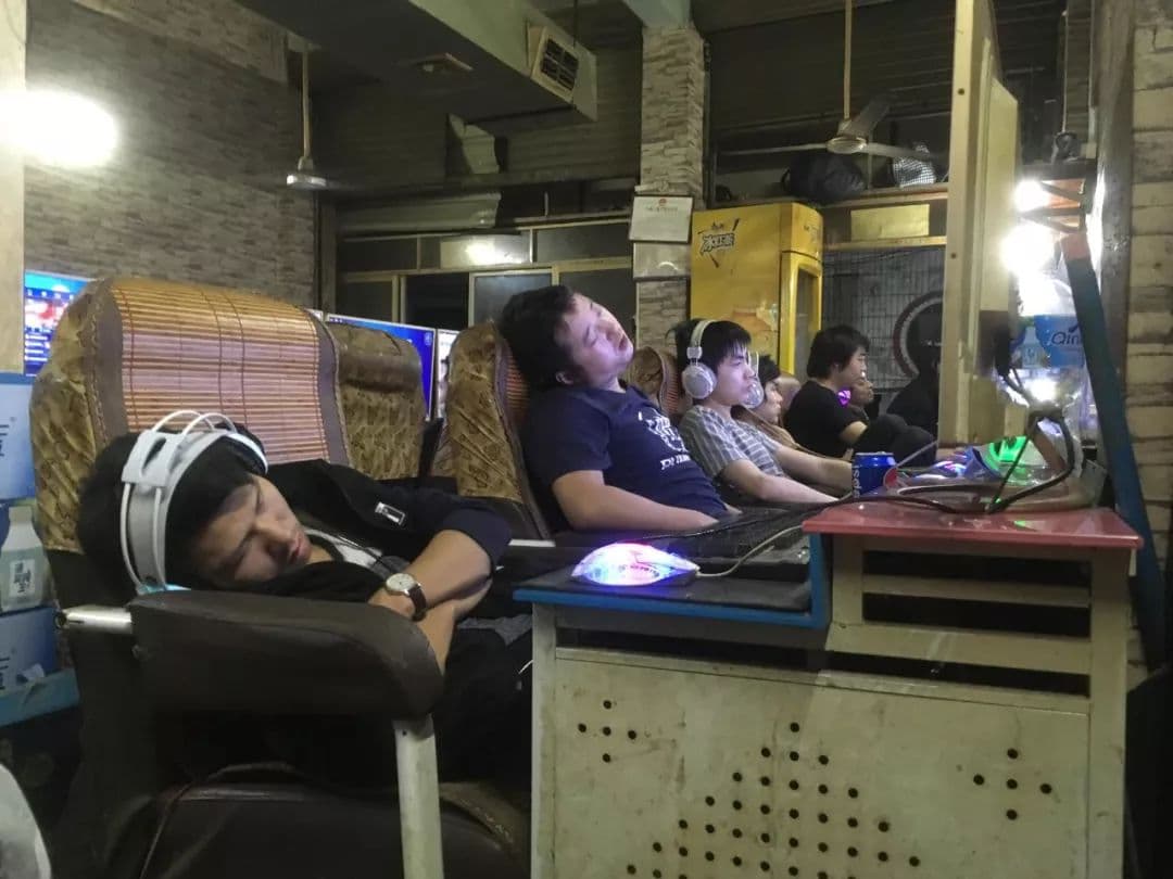 三和市場附近的網咖十分低廉，只要8元人民幣就能玩10小時，許多年輕人就住在網咖裡。（翻攝自搜狐網）