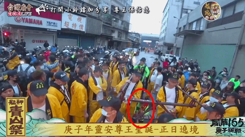 遶境隊伍沿街傳出民宅火警，讓值東爐主淚求別再放鞭炮。（翻攝自艋舺青山王臉書）