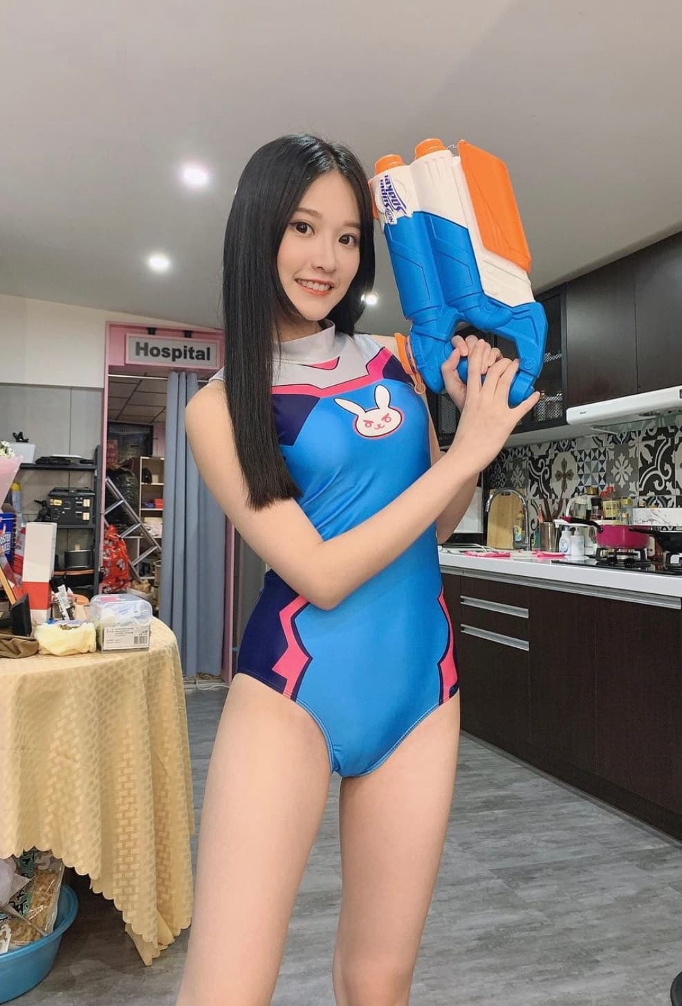 艾瑞絲角色扮演起動漫角色泳裝打扮，性感噴火指數爆表。（翻攝自艾瑞絲IG）