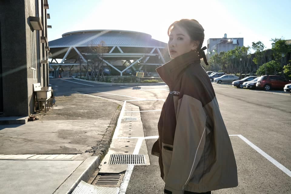 安心亞從節目舉牌小姐出道，靠著女丑形象走紅，後來跨足電影、戲劇和唱片界。（翻攝安心亞臉書）