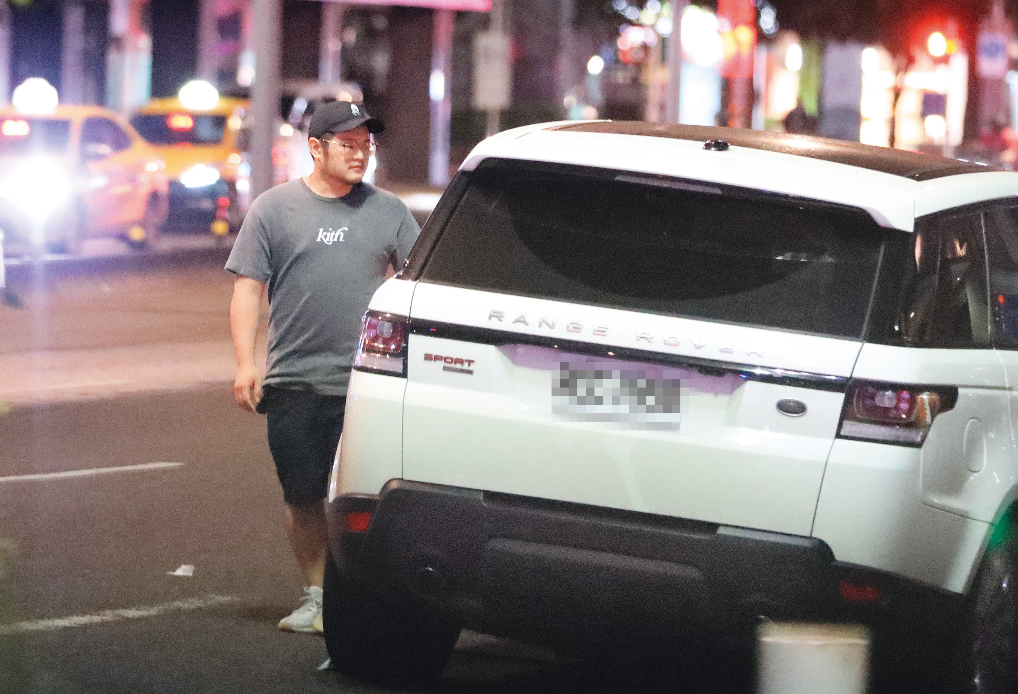 丫頭老公William獨自從KTV走出來，駕駛白色轎車離開。