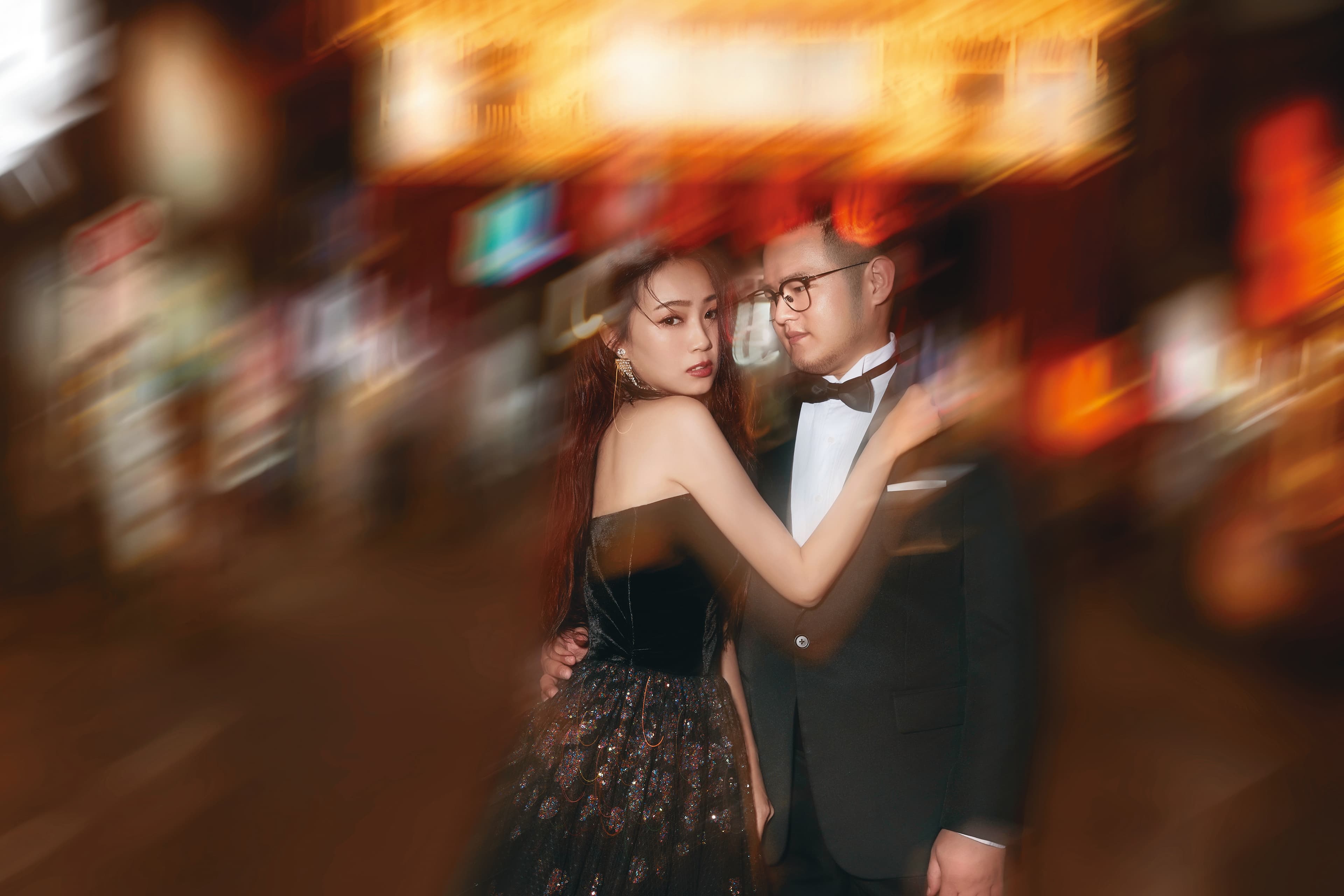 丫頭（左）和前警政署長王卓鈞之子William（右）愛情長跑9年，今年5月修成正果，受到各界的祝福。（LinLi Boutique提供）