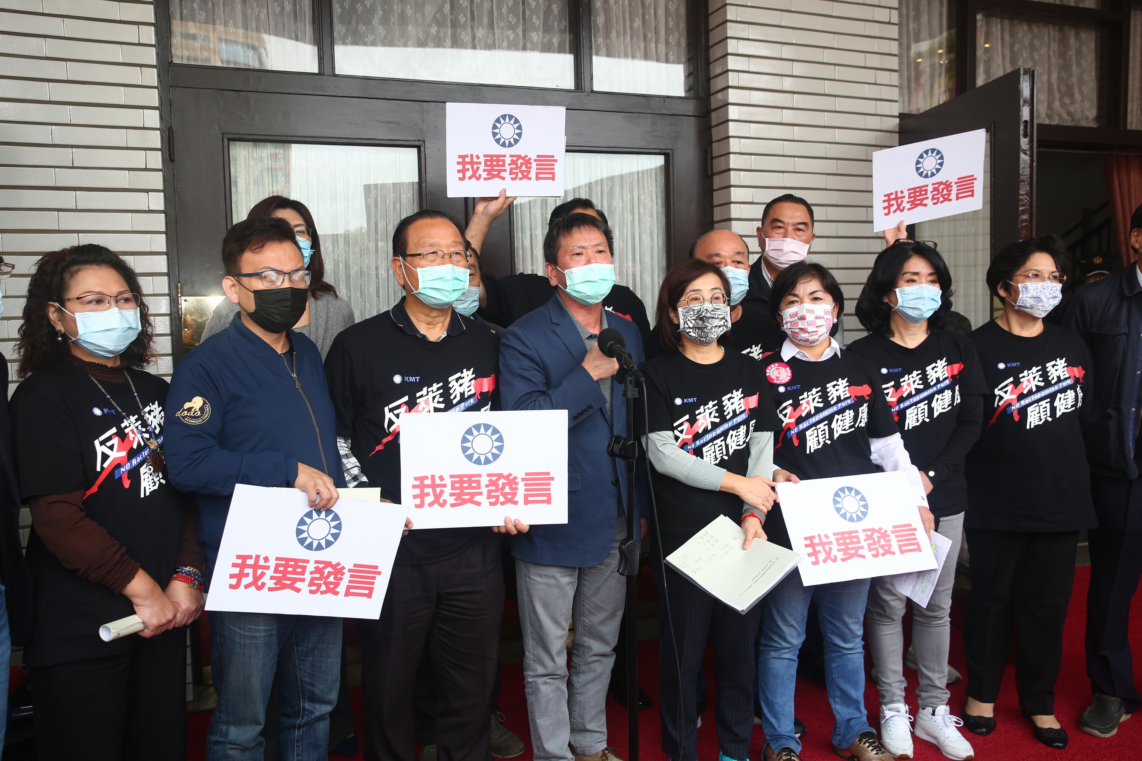 朝野協商破裂後，國民黨立委在議場前開記者會。