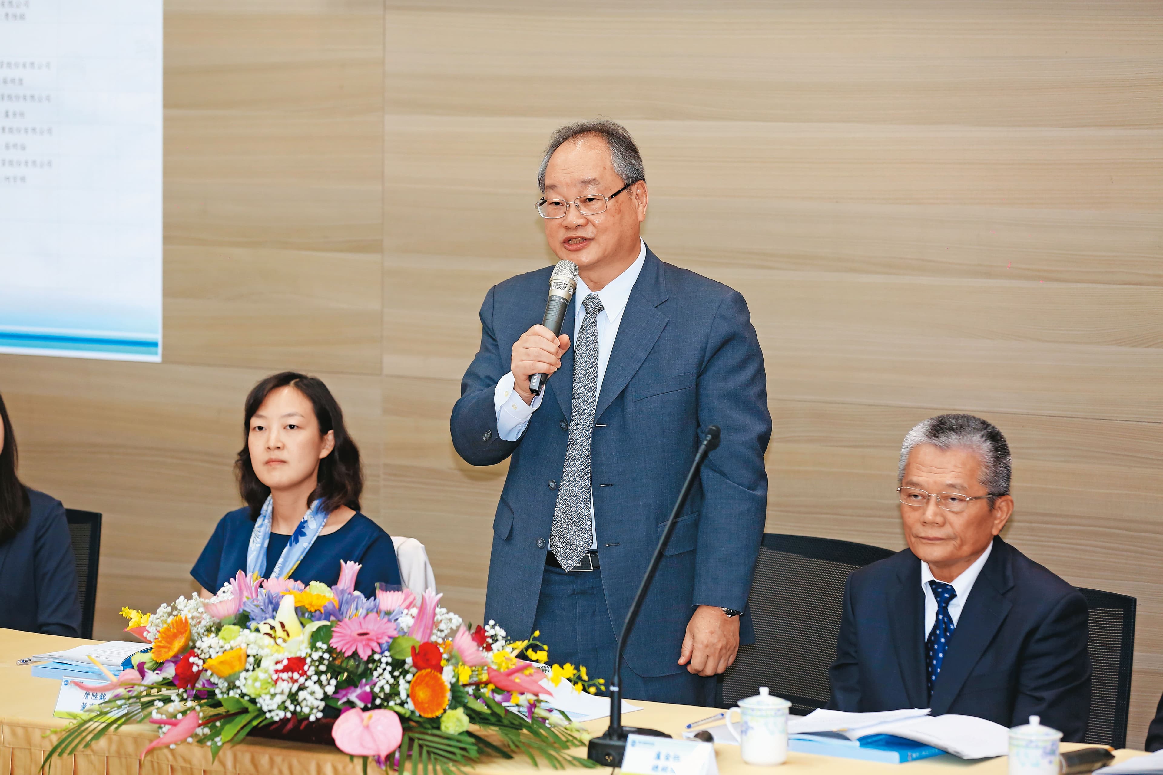 寶成老臣爆出走潮，內部也傳出董事長詹陸銘（中）、總經理盧金柱（右）被架空。左為蔡佩君。