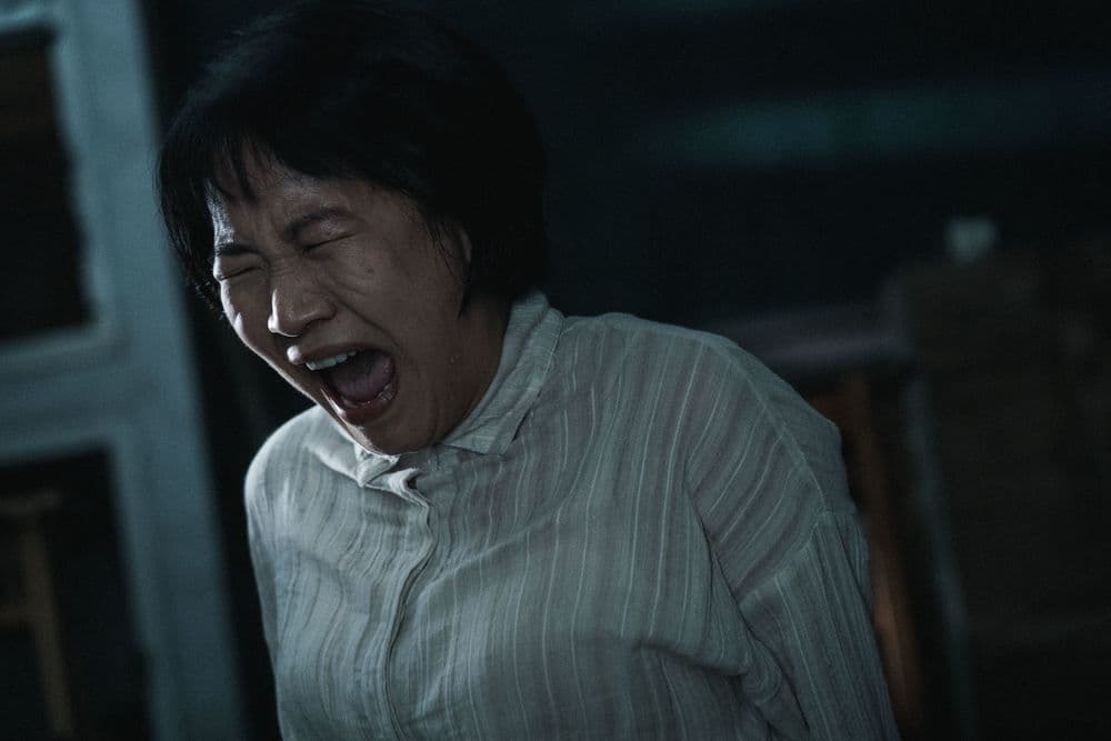 老師見到雙腳折斷的幻覺，因而發瘋失魂。（翻攝自Netflix）