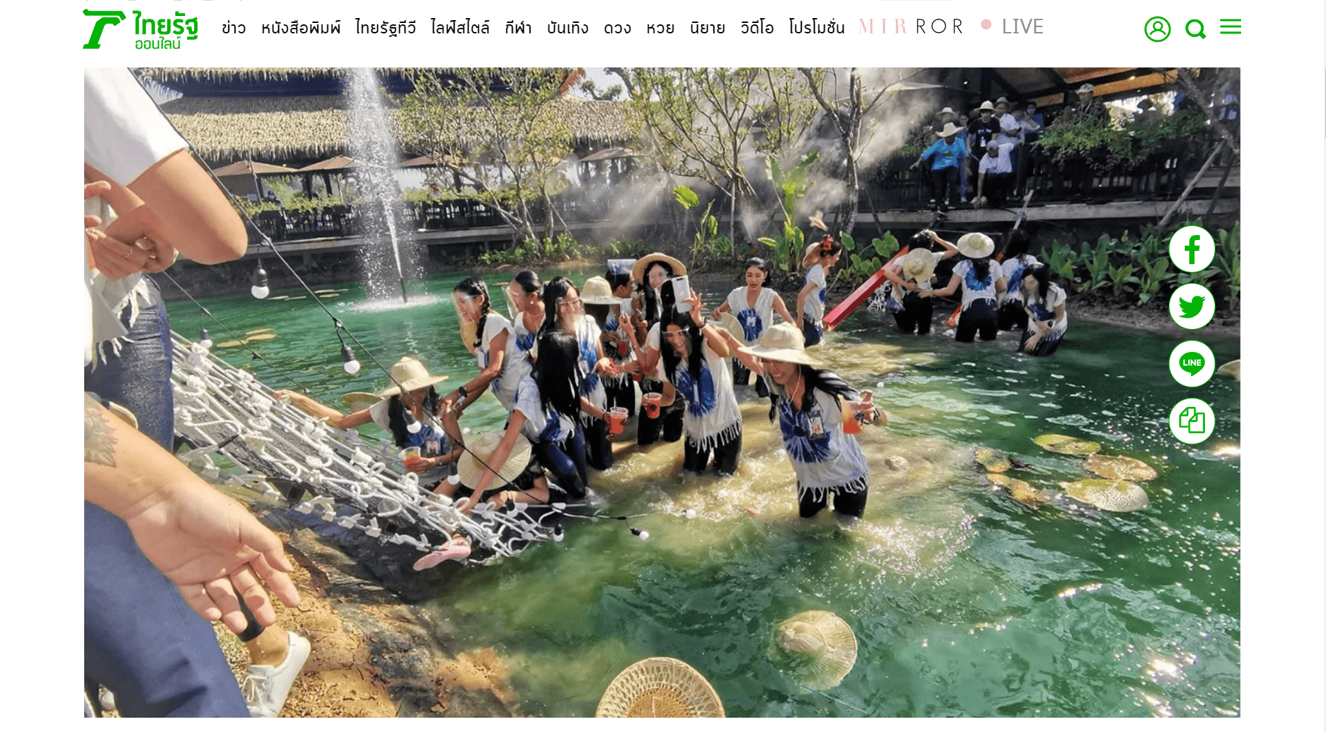 落水後佳麗多維持笑容，其中有3人受輕傷送醫。（翻攝自《泰國日報》）