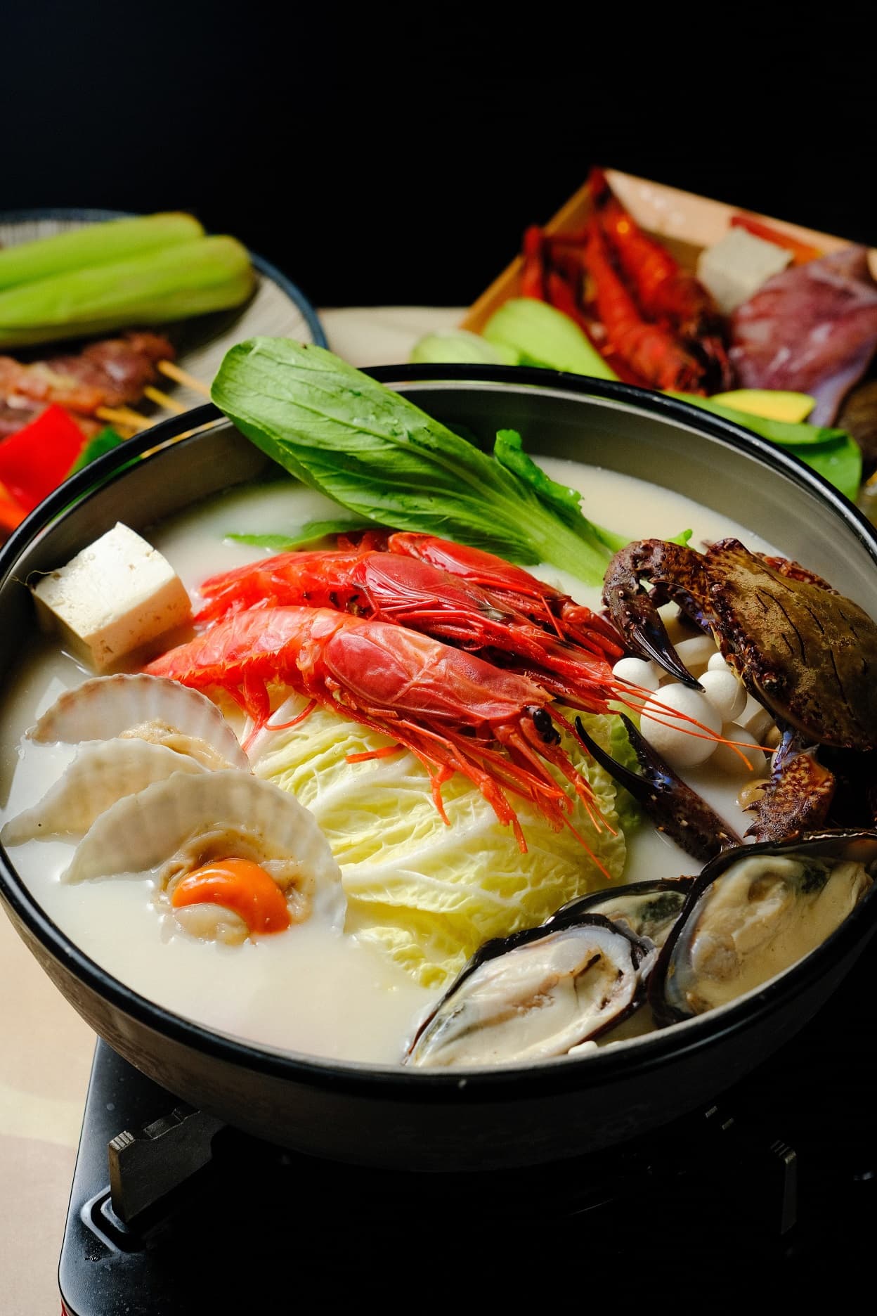 冬季菜單漁夫火鍋非常澎派，有4種湯頭可以選擇，此為伯爵花椒鍋。
