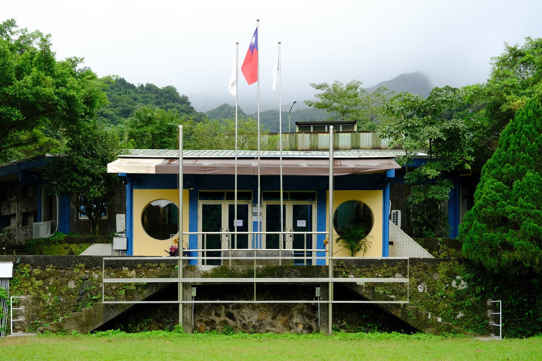 留有童軍活動中心的園區，還能看到旗杆。