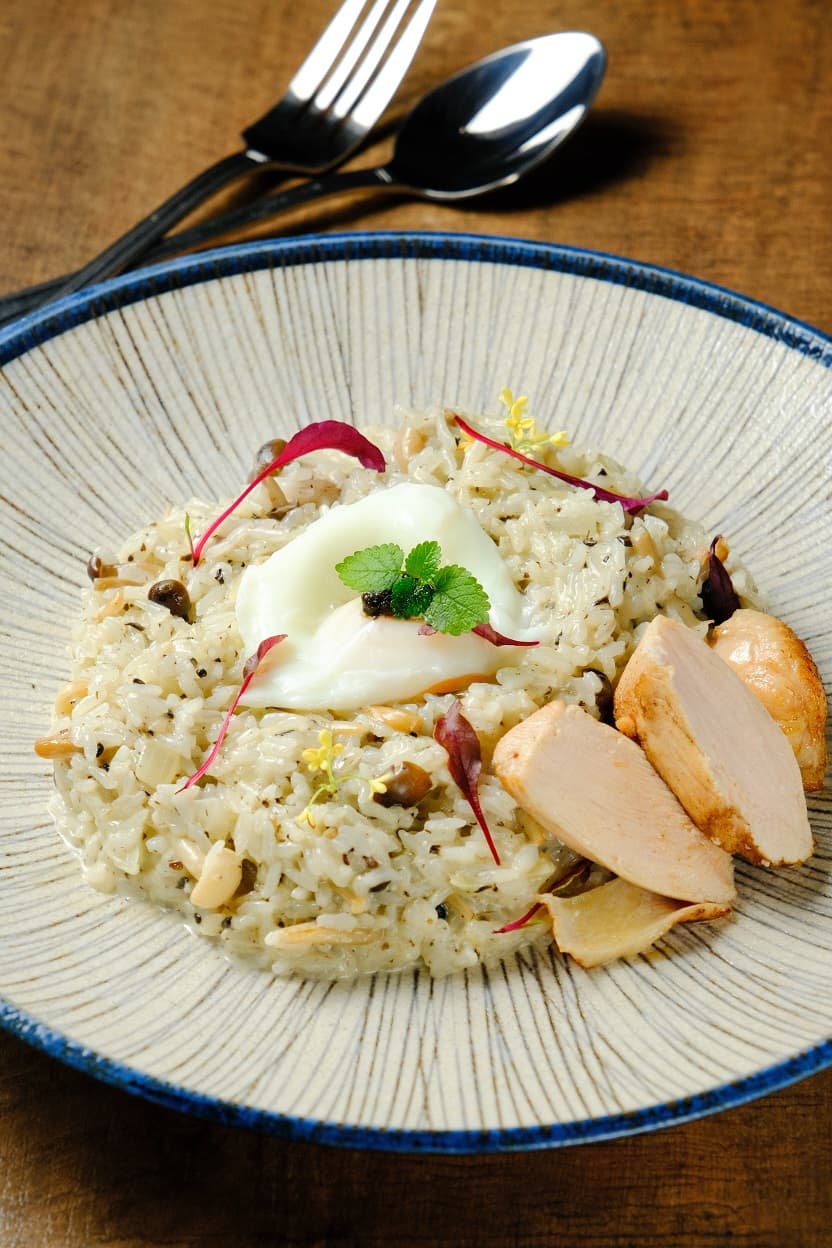 雞胸松露飯的採用舒肥作法，軟嫩多汁。（360元／份）