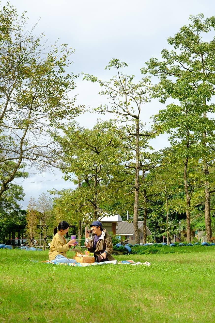 有陽光的時候，坐在草地上野餐非常舒服。