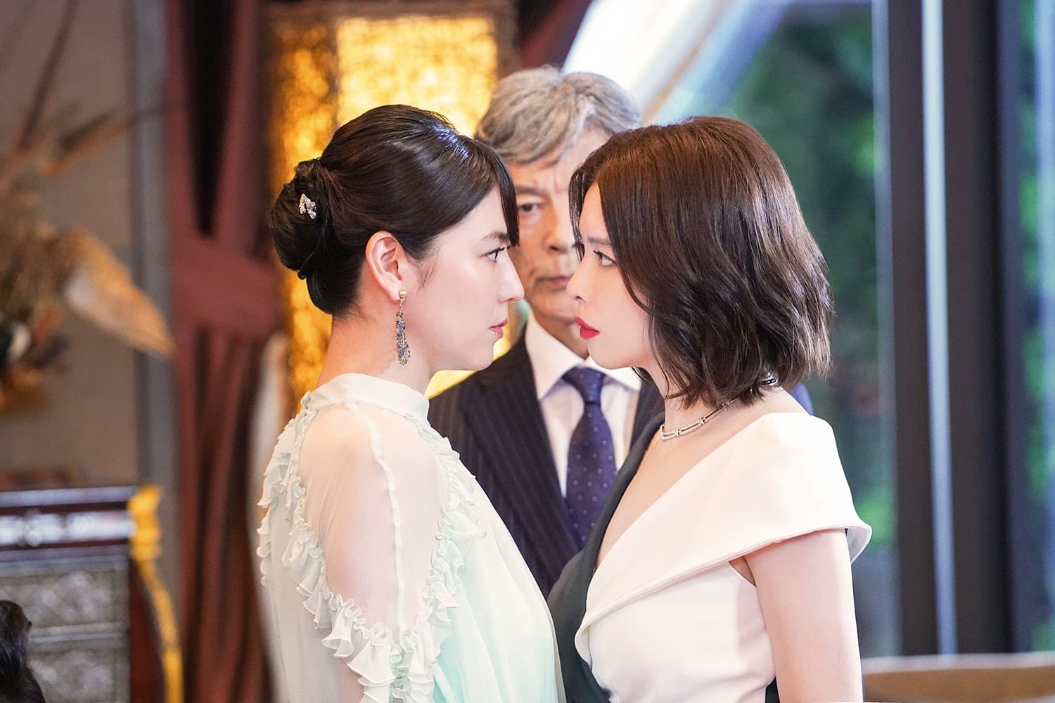徐若瑄（右）在片中大罵長澤雅美「賤女人」，兩人互嗆戲拍一次就OK。（海樂影業提供）