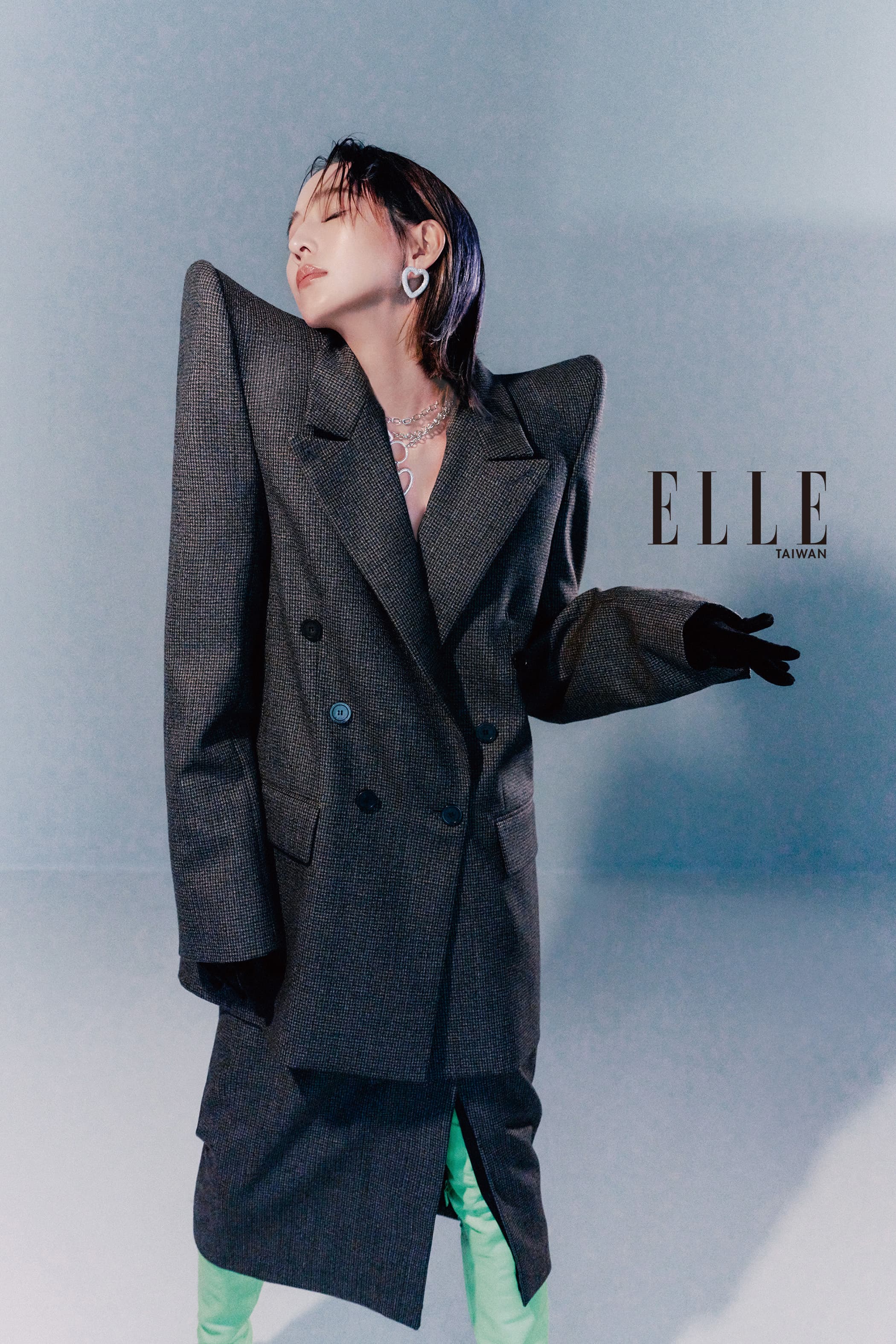 《ELLE》12月號封面人物為張鈞甯，她換上高聳寬肩西裝大衣，強勢展現內在男子漢的存在。（《ELLE》國際中文版雜誌提供）