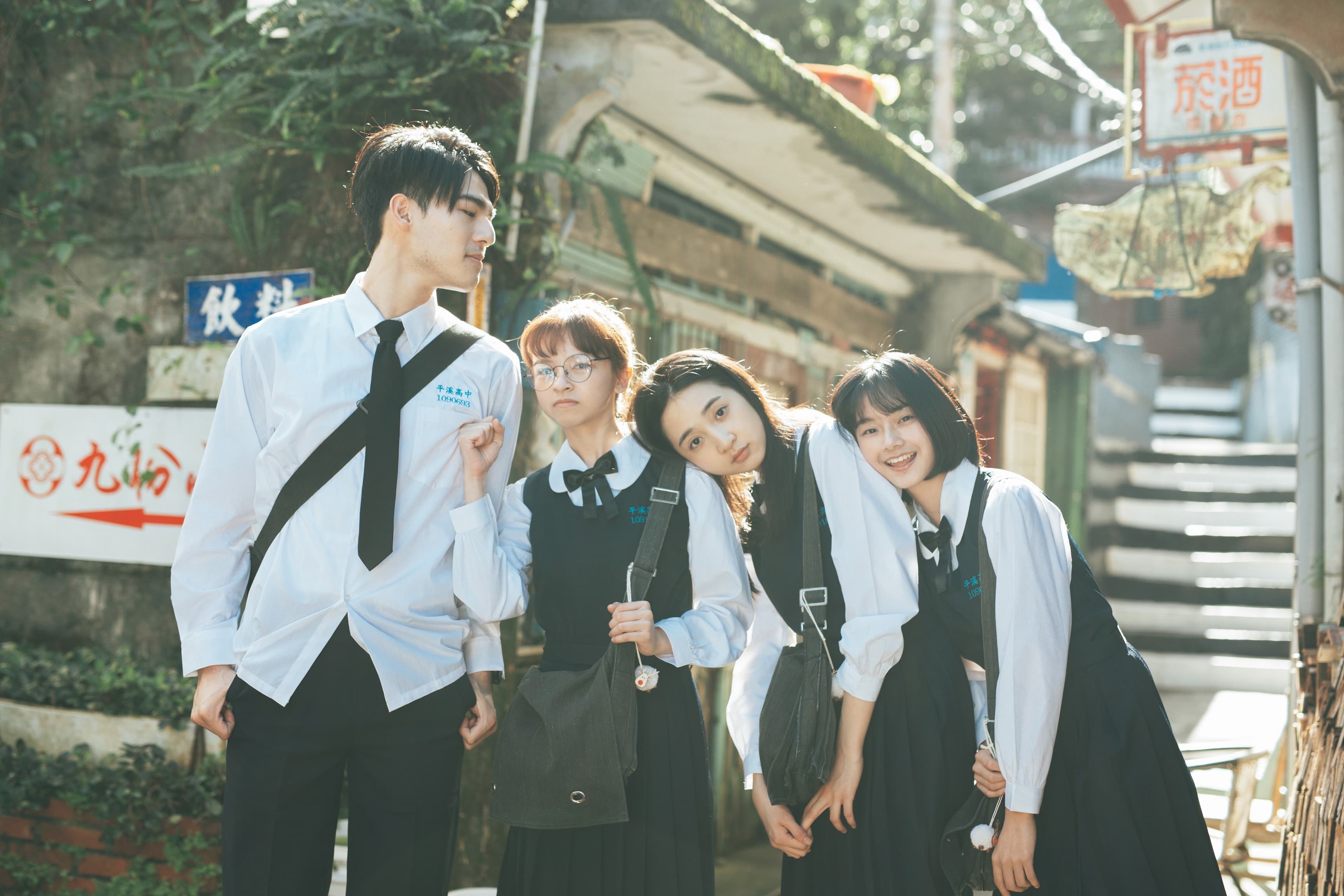 黃子佼與KIM的新單曲〈當你麋鹿〉MV，集結影壇最強4位新星陳姸霏、李沐、陳昊森及邵奕玫共同演出。（洒落嚴選行提供）