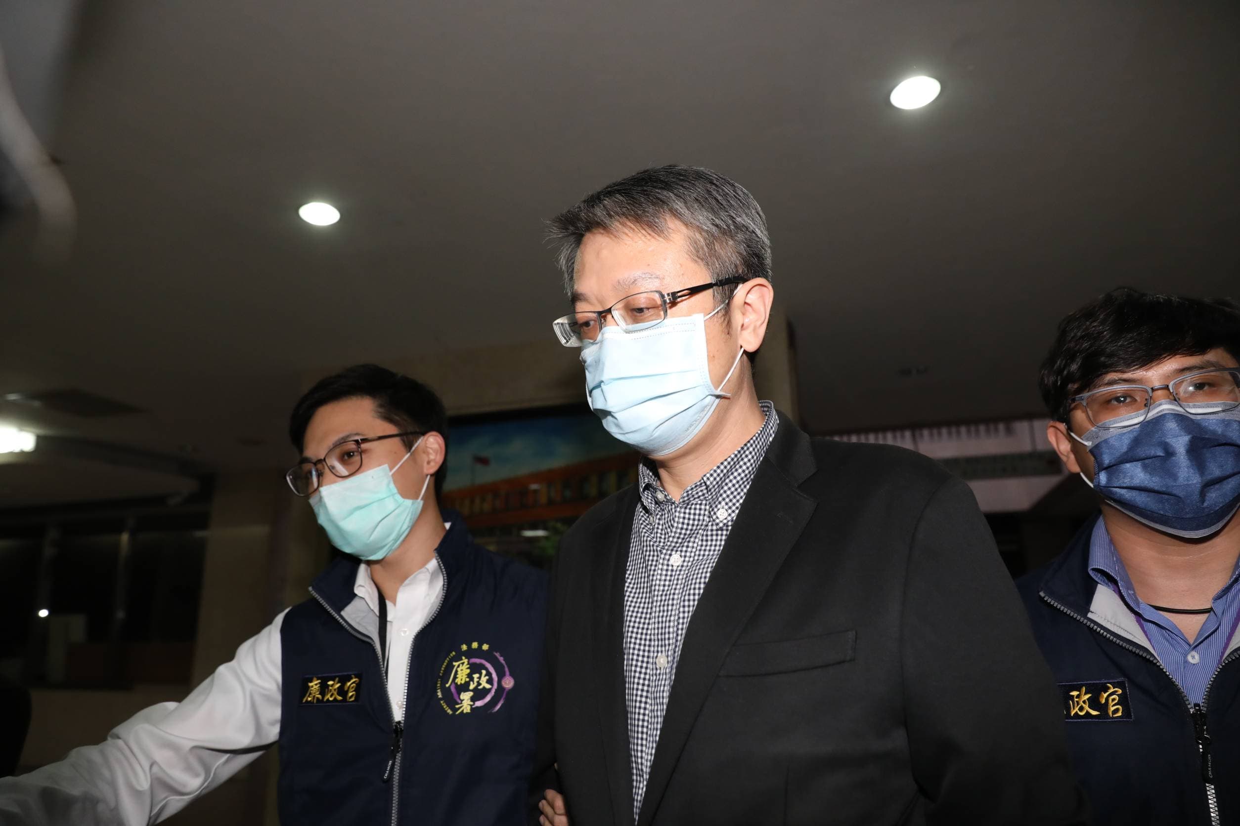 寶佳執行長唐楚烈及身穿黑西裝的復華投信投資長邱明強（圖）與基金經理人劉建賢等人訊後被聲押。