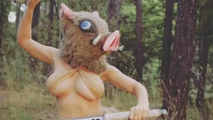COS正妹Jessica超還原不愛穿衣服的「豬頭先生」嘴平伊之助。（翻攝自Jessica Nigri IG）