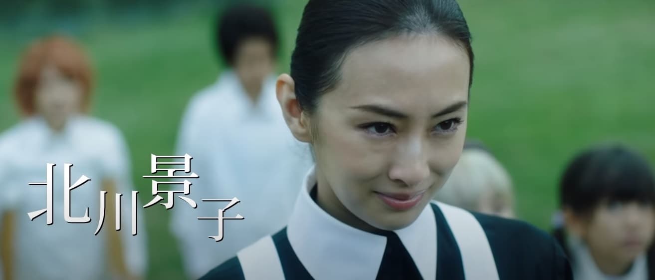 北川景子在《約定的夢幻島》的演出令人毛骨悚然。（翻攝《約定的夢幻島》預告片）