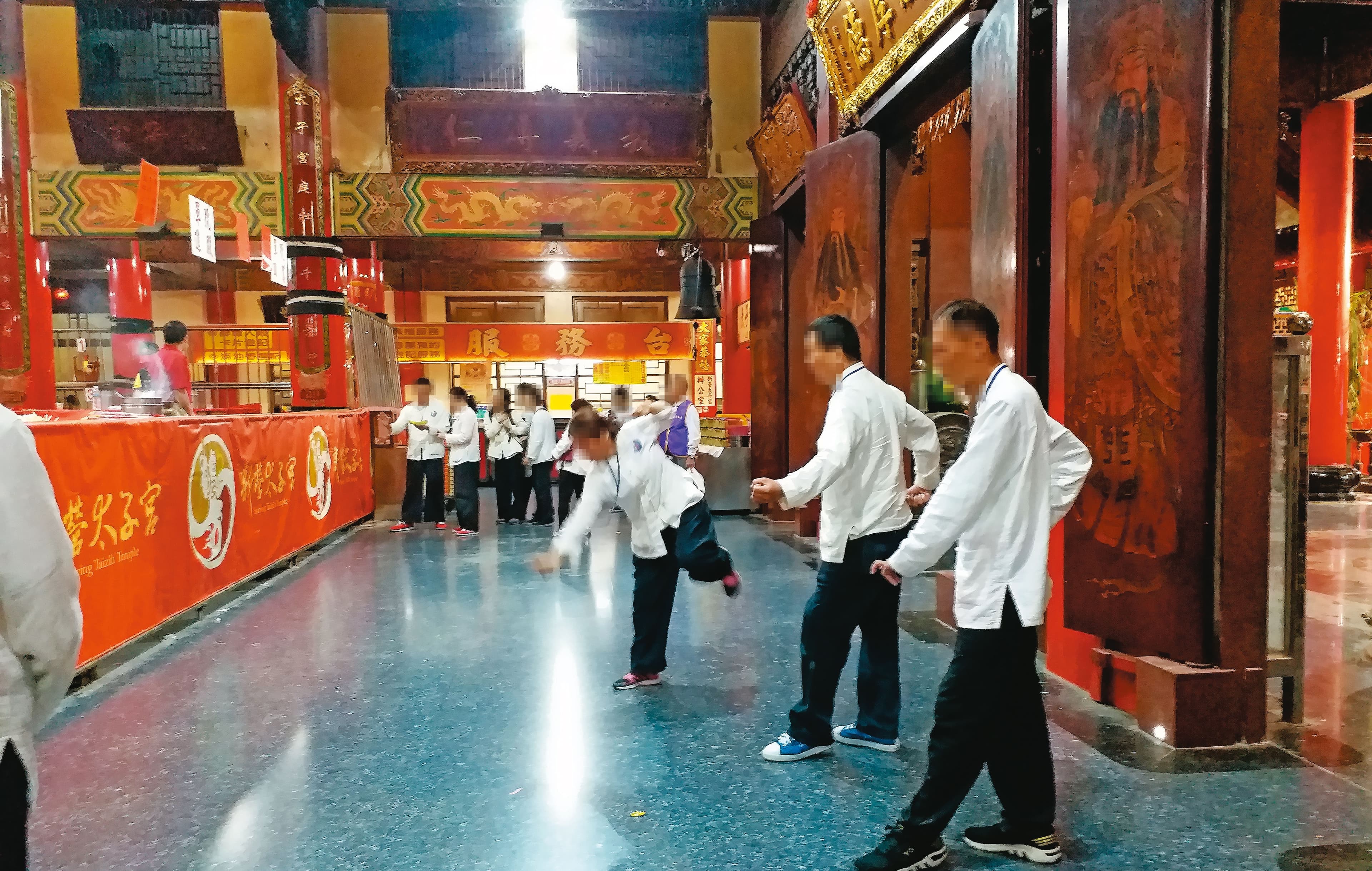協會讓信徒參與台南新營太子宮的進香活動，當作進修。（讀者提供）