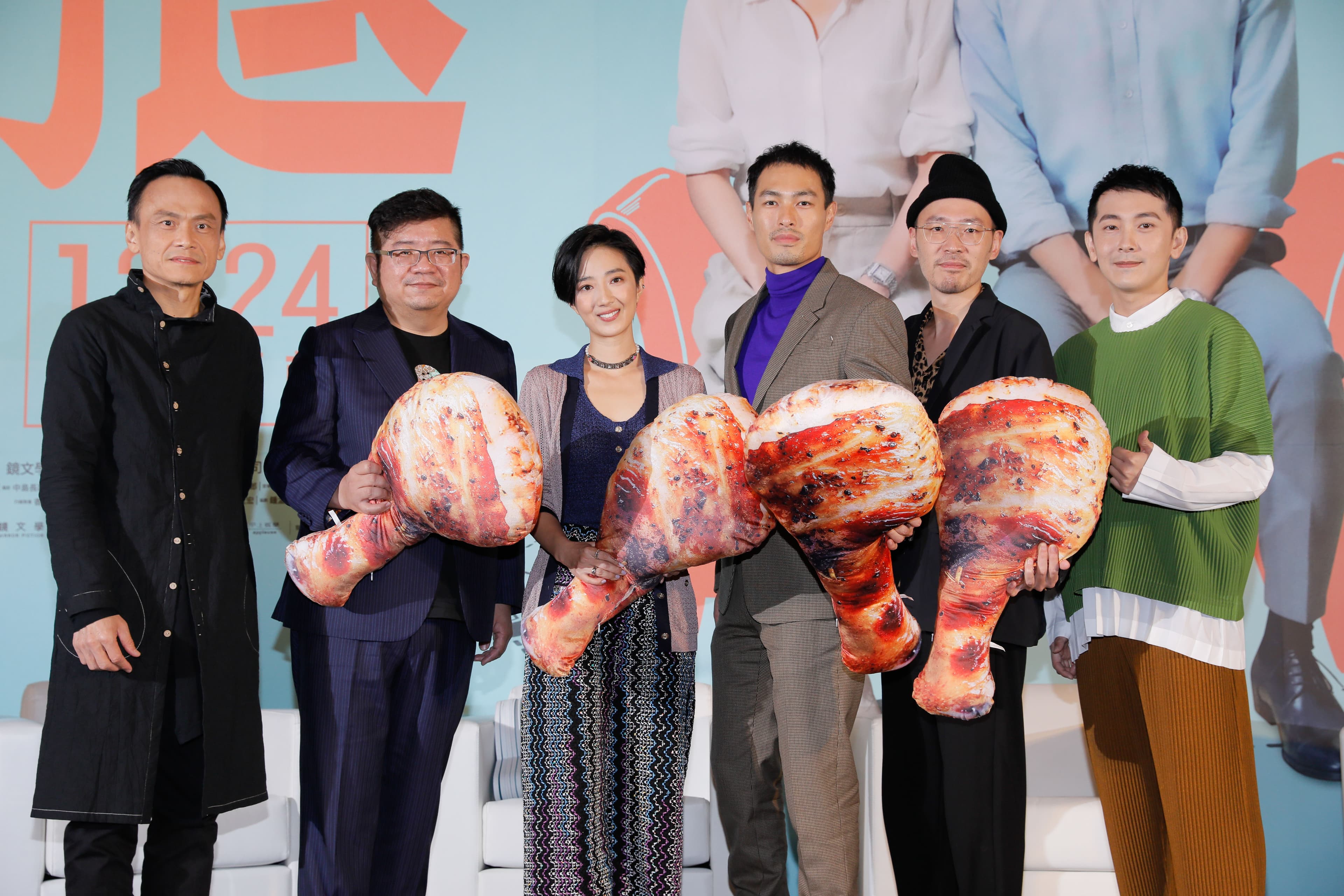 陳以文與施名帥送上棒棒腿抱枕，祝《腿》票房好棒棒，戲稱現場可說是「同學有一腿」。