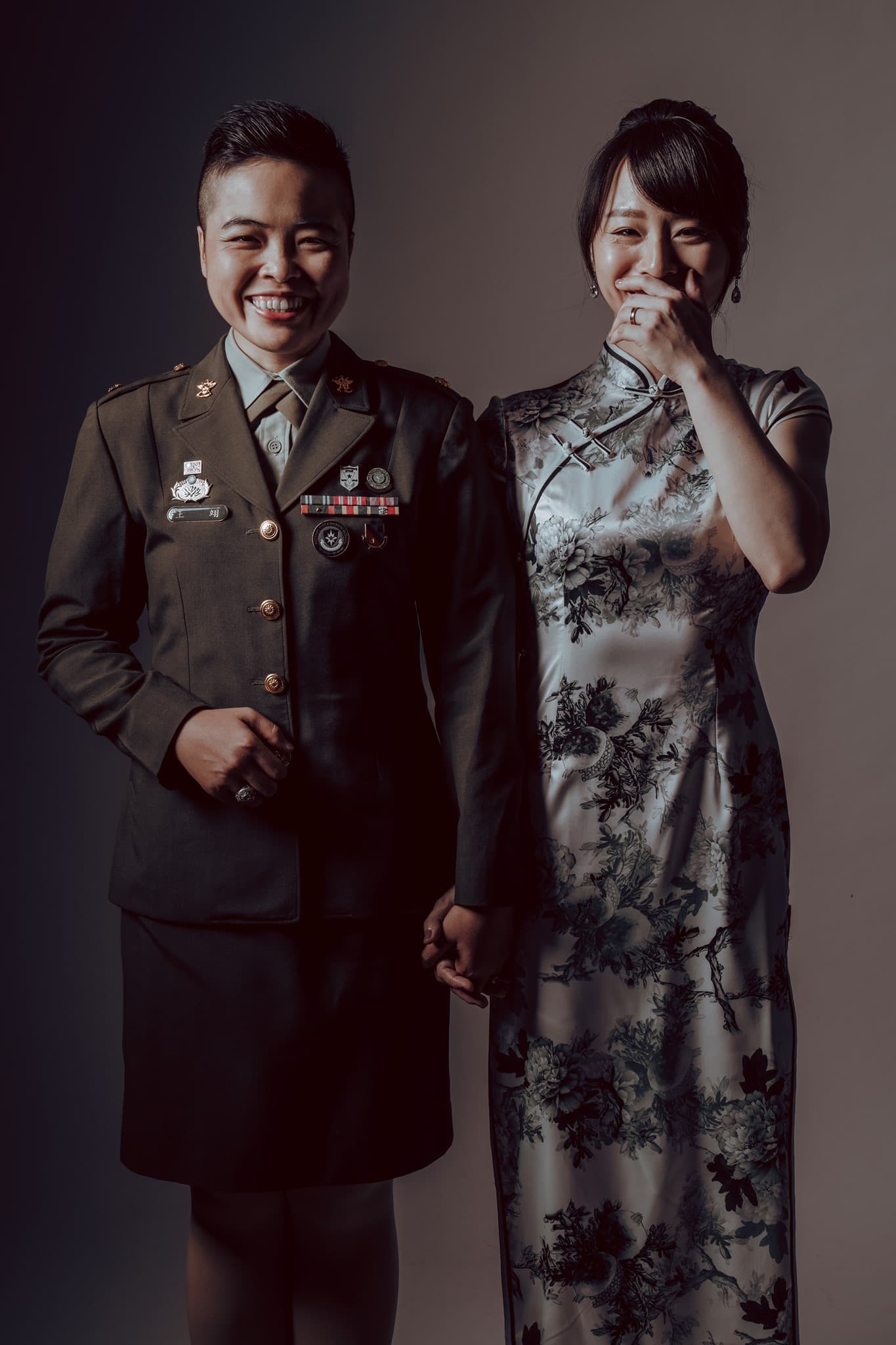 同婚專法通過後，首度出現在國軍聯合婚禮中的同性伴侶（翻攝自陸軍司令部粉專）