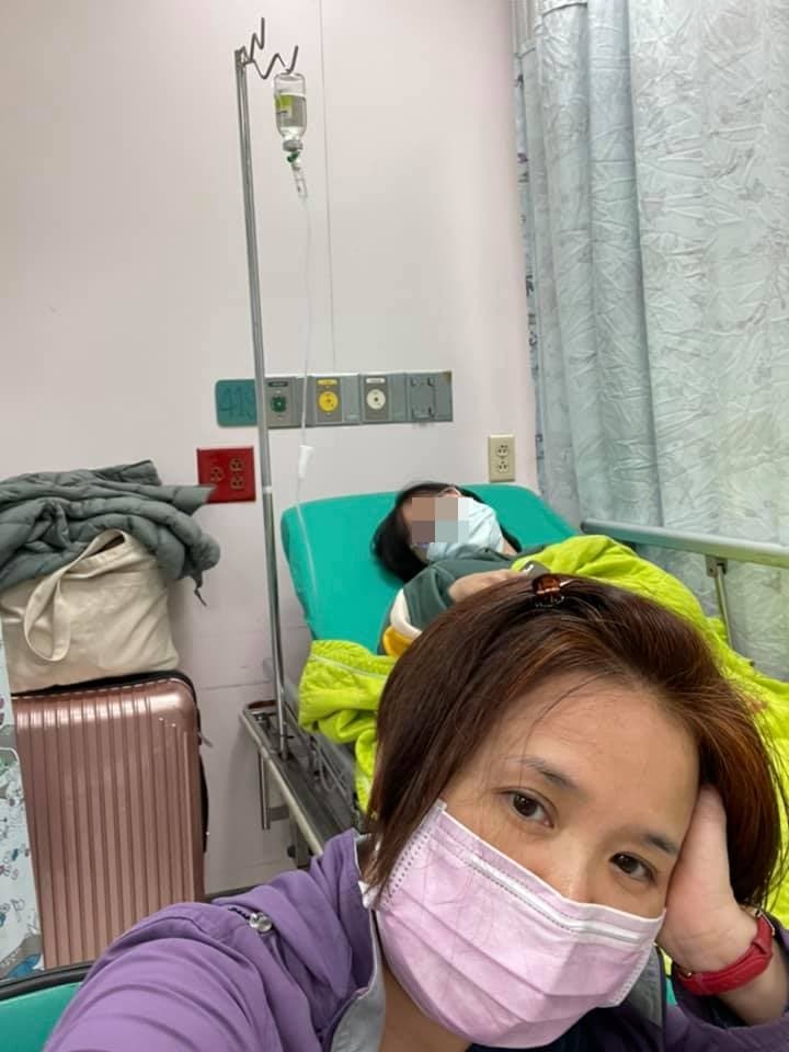 楊月娥（前）在醫院照顧大女兒菱菱，透露菱菱罹患腦炎後體重掉了2公斤。（翻攝楊月娥臉書）