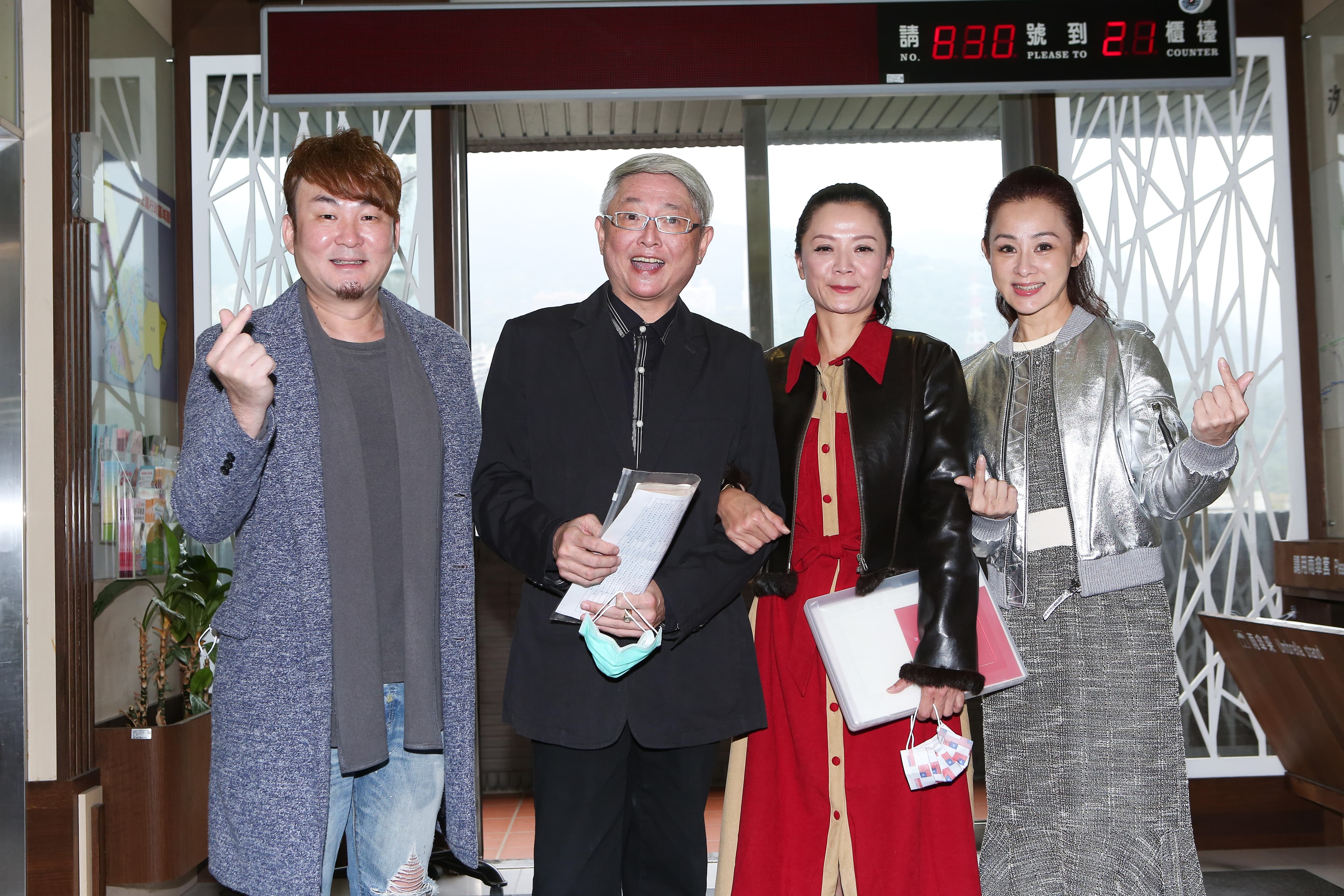 兵家綺（右1）與紅毛（左1）為李國超（左2）與高欣欣（右2）擔任結婚登記見證，兵家綺更在1年前就刻好印章，就等這天派上用場。