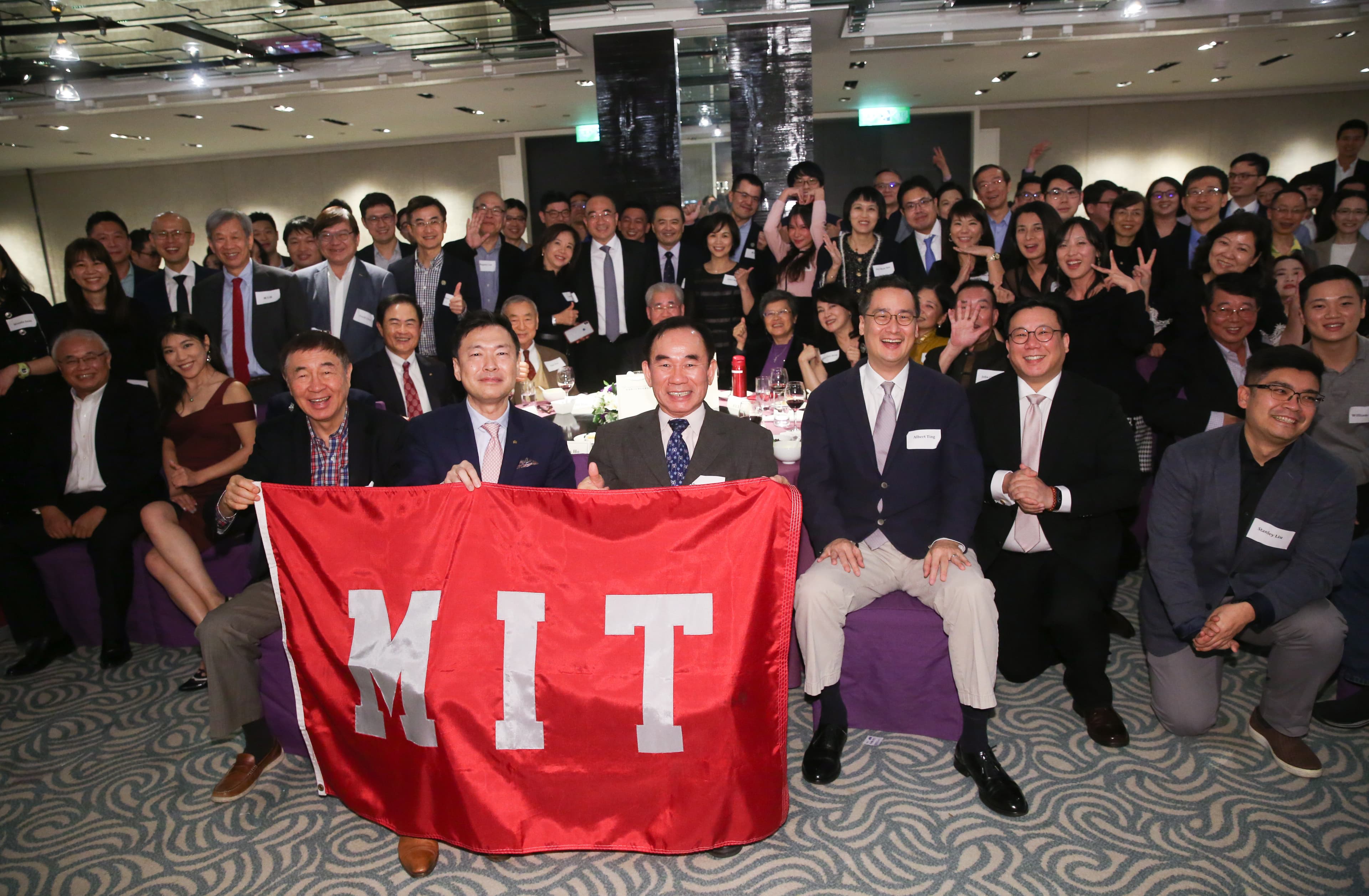 麻省理工台灣校友會晚宴散會前大合照。
