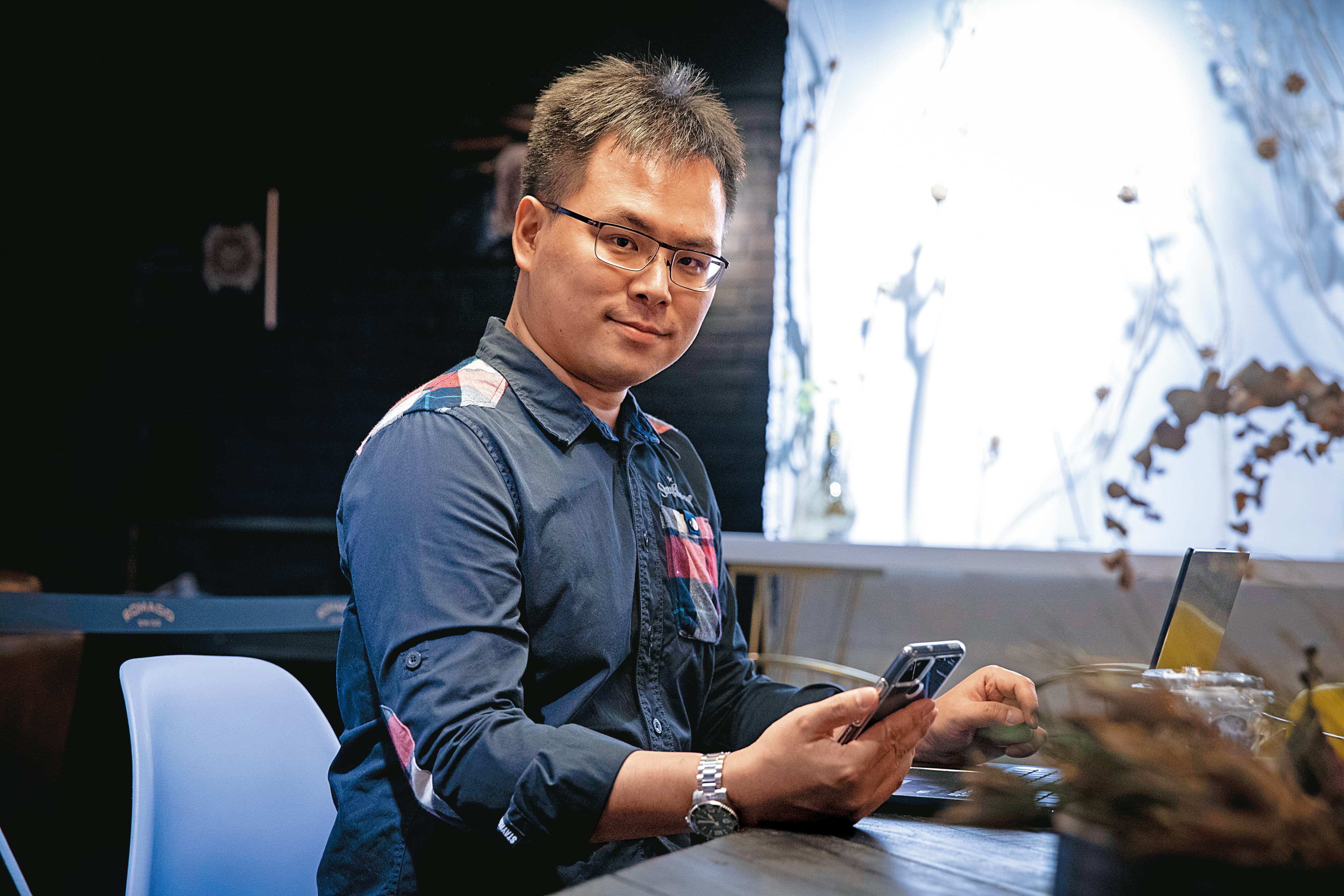 站務總監張哲宣擔任站長十多年，也擔任過兄弟象板板主，如今催生Ptt的官方手機版APP。