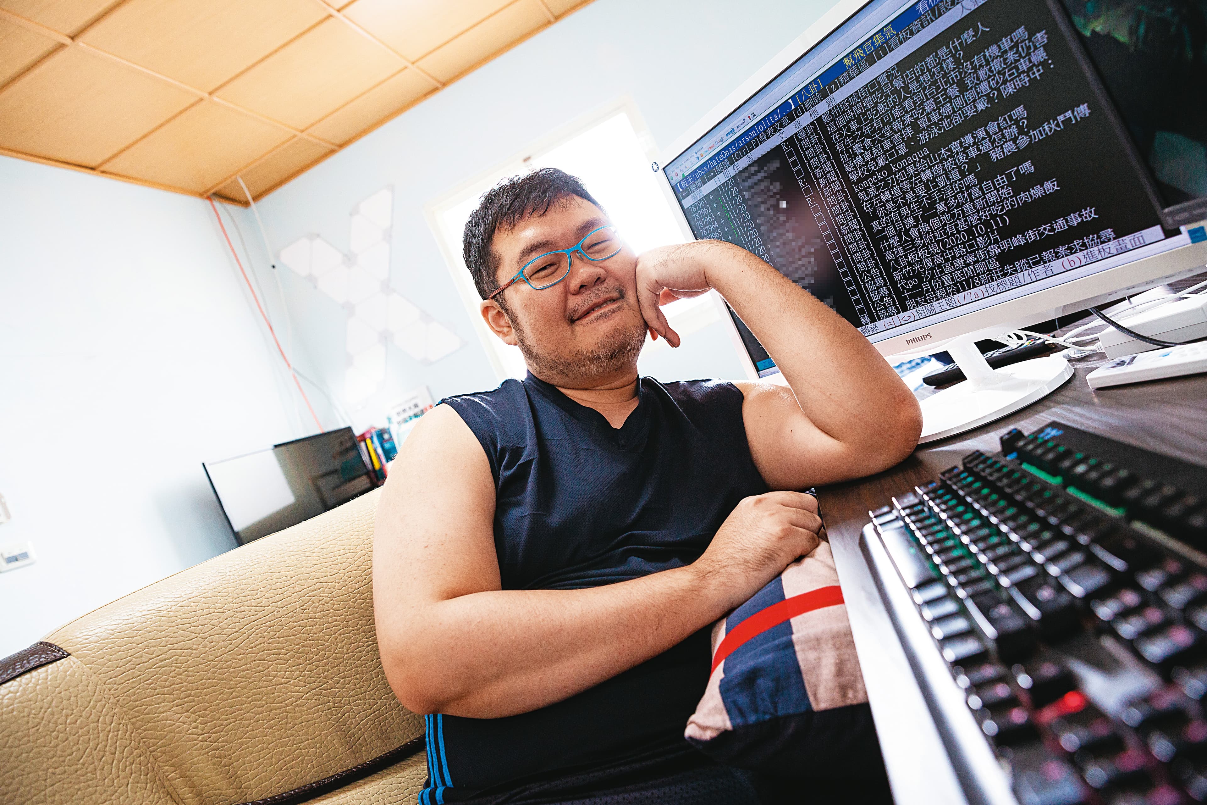 四叉貓的家中，床旁邊就是雙螢幕和鍵盤。