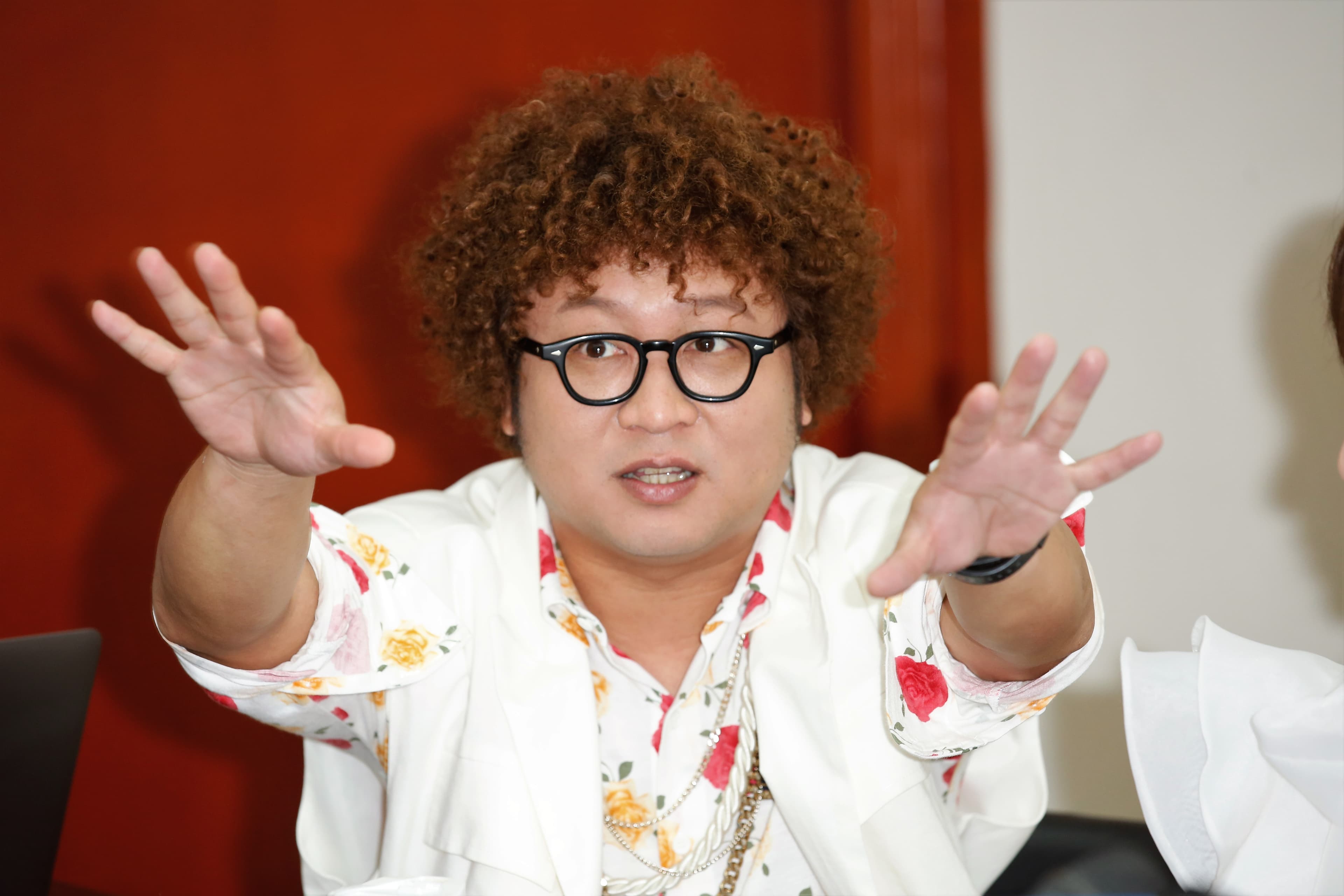 納豆奪下金馬獎最佳男配角後主持費不喊漲，並透露打算先買房再娶女友依依進門。
