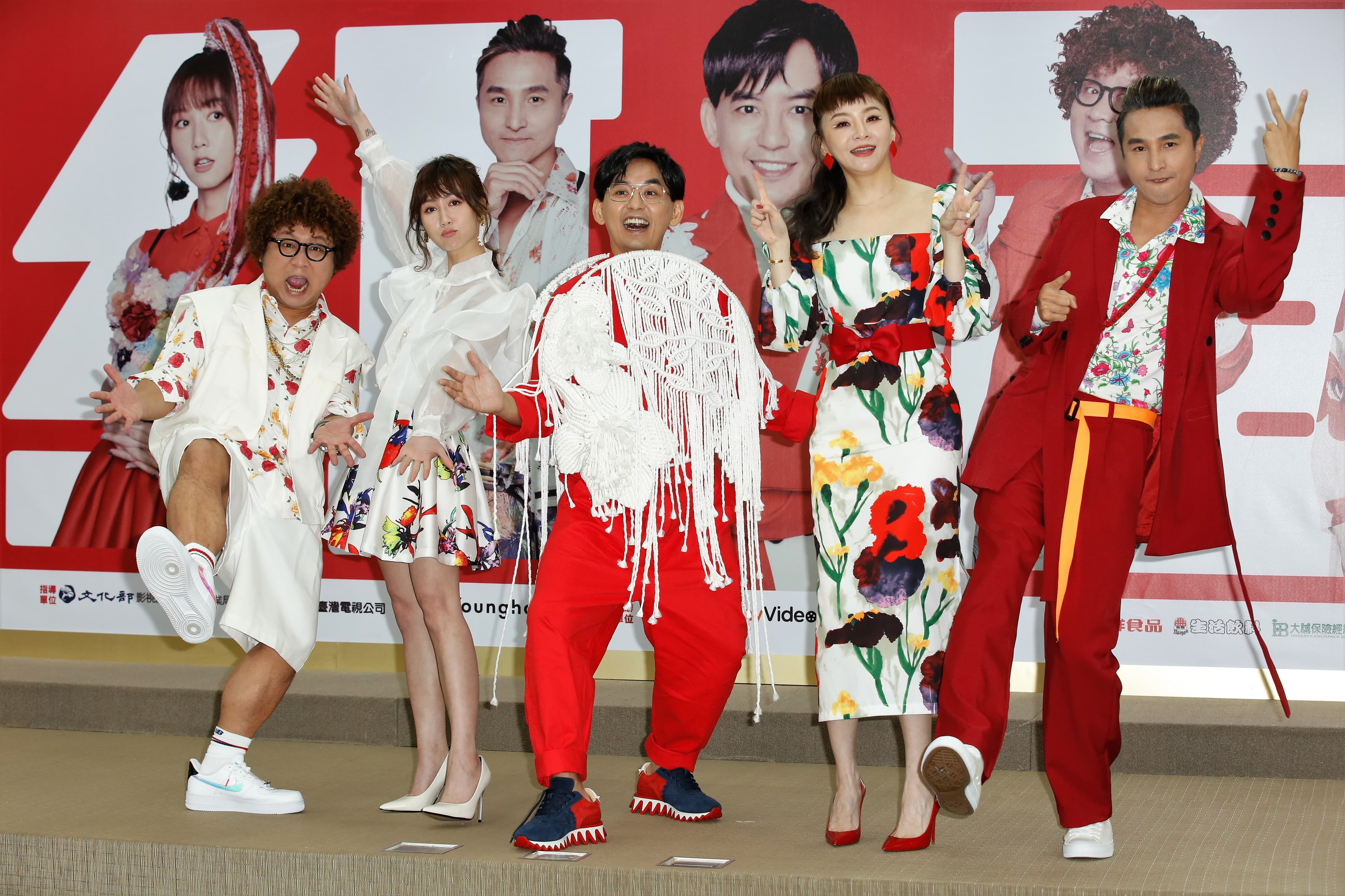黃子佼（中）帶領納豆（左一）、瑪麗（左二）、花花（右二）、王少偉（右一）出席《2021超級巨星紅白藝能大賞》主持人亮相記者會。
