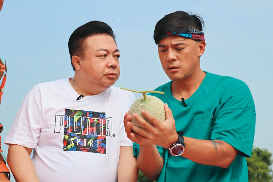 董至成（左）兼任直播主後，也會跟其他藝人合作，為商品衝買氣。右為竇智孔。（翻攝自董至成臉書）