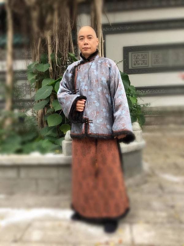 崔錦棠為古裝劇《天命》剃光頭，首度大方展露「真面目」。（翻攝自崔錦棠臉書）