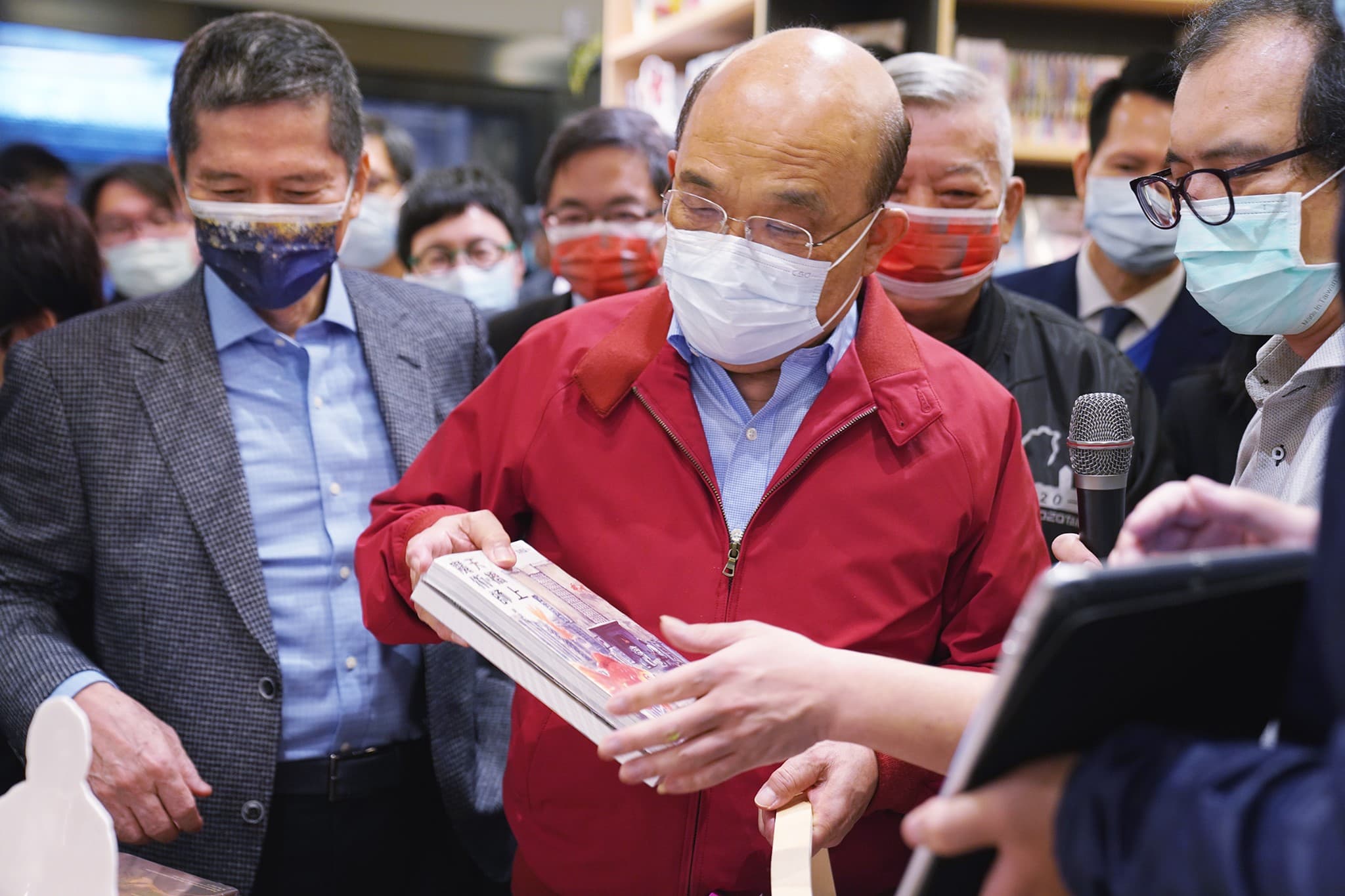 蘇貞昌13日在台灣漫畫基地用三倍券買漫畫給孫女。（翻攝自臺灣漫畫基地 Taiwan Comic Base臉書）
