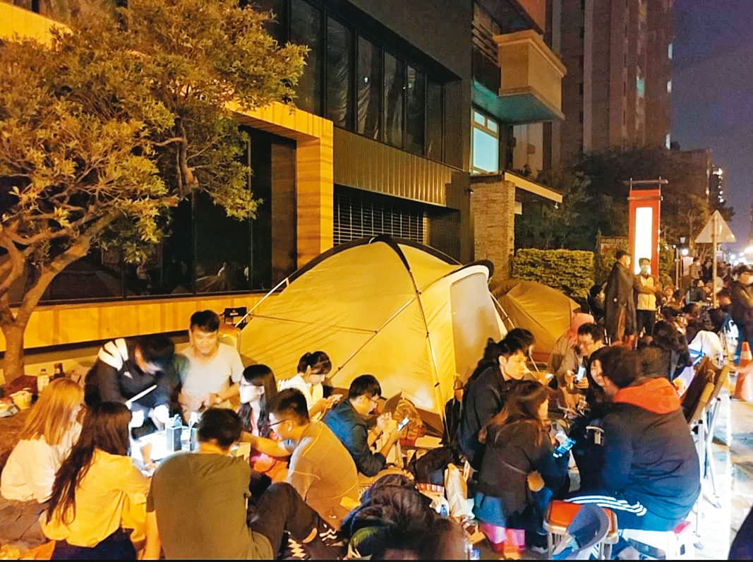 今年以來，民眾漏夜排隊、有錢買不到房的消息頻傳，讓政府不得不正視逐漸高漲的民怨。（翻攝自米築株式會社）