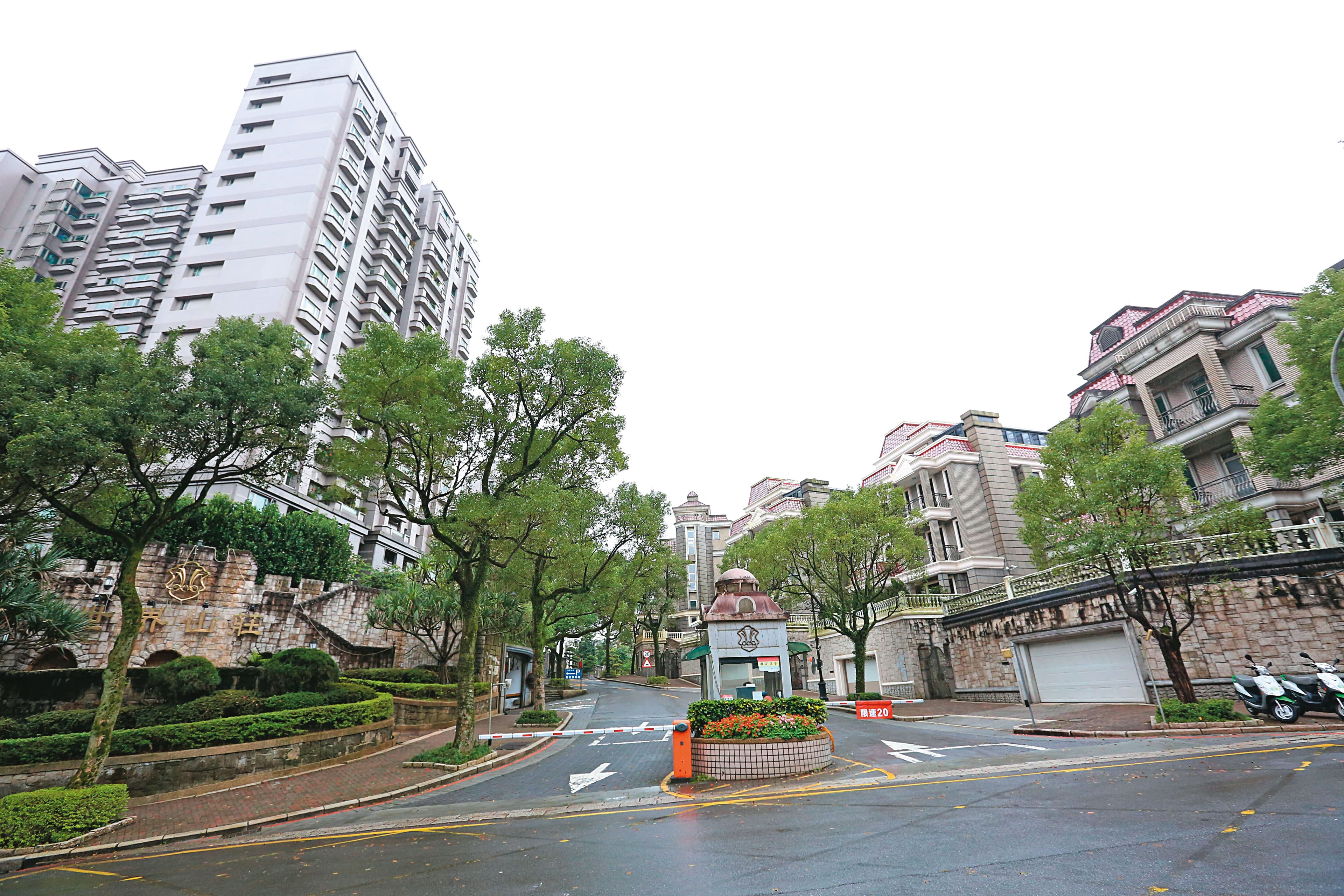 游迺文（右）常帶妻子（左）出遊、吃大餐、開遊艇趴，且有來源不明的900萬元存款。（翻攝游迺文臉書）