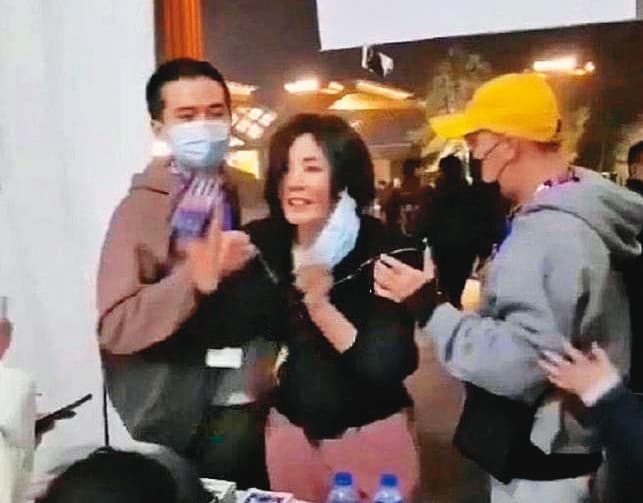 王菲（中）去北京草莓音樂節，不小心弄丟手機，Ryan（左）陪她到失物招領處，領回手機。（翻攝自新浪微博）