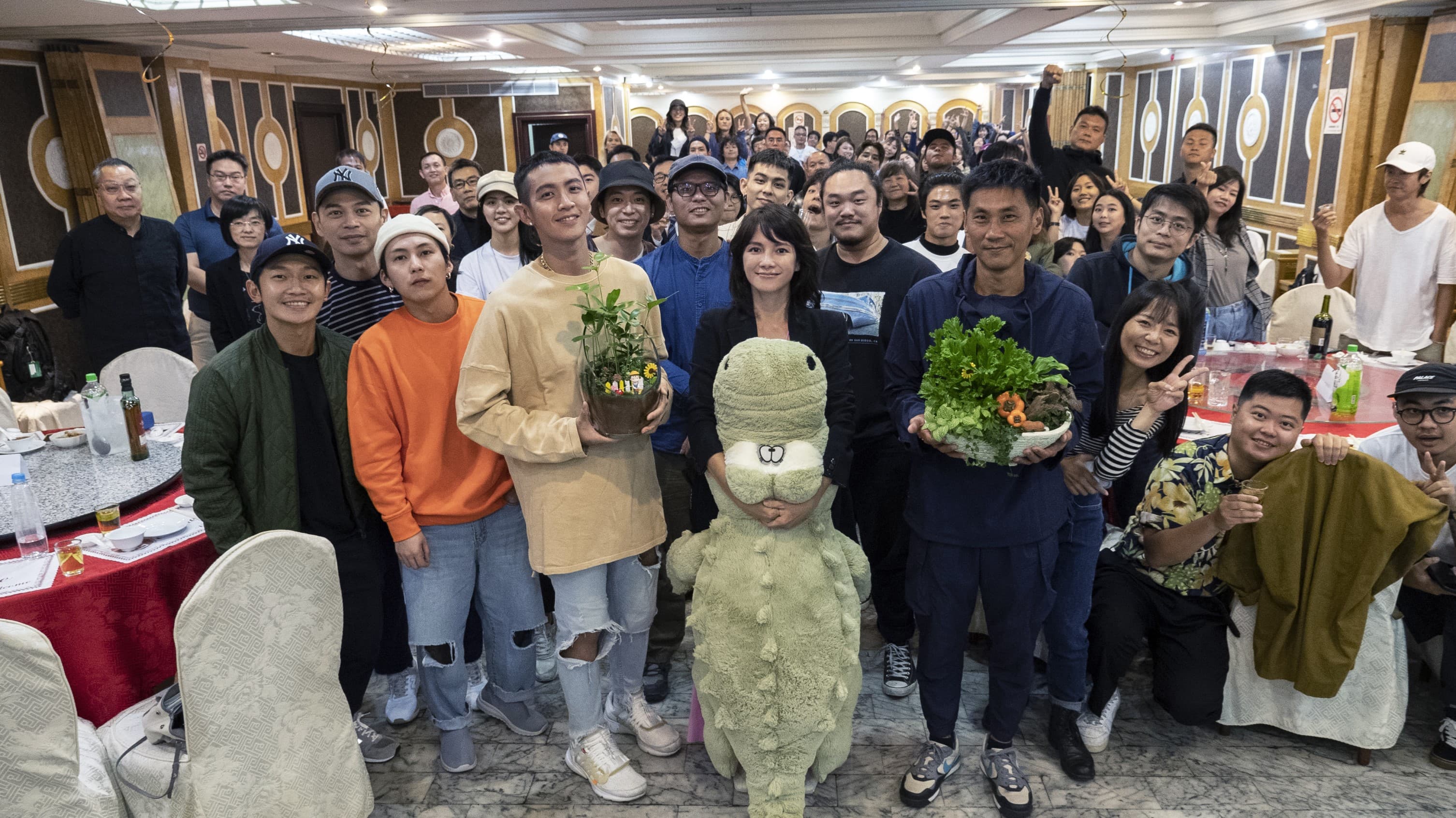 描寫小人物力爭上游卻在麵包與愛情的十字路口徬徨掙扎的《鱷魚》日前殺青，除了柯震東、李心潔外，阿Ken、蔡昌憲、巫建和也有演出。（滿滿額提供）