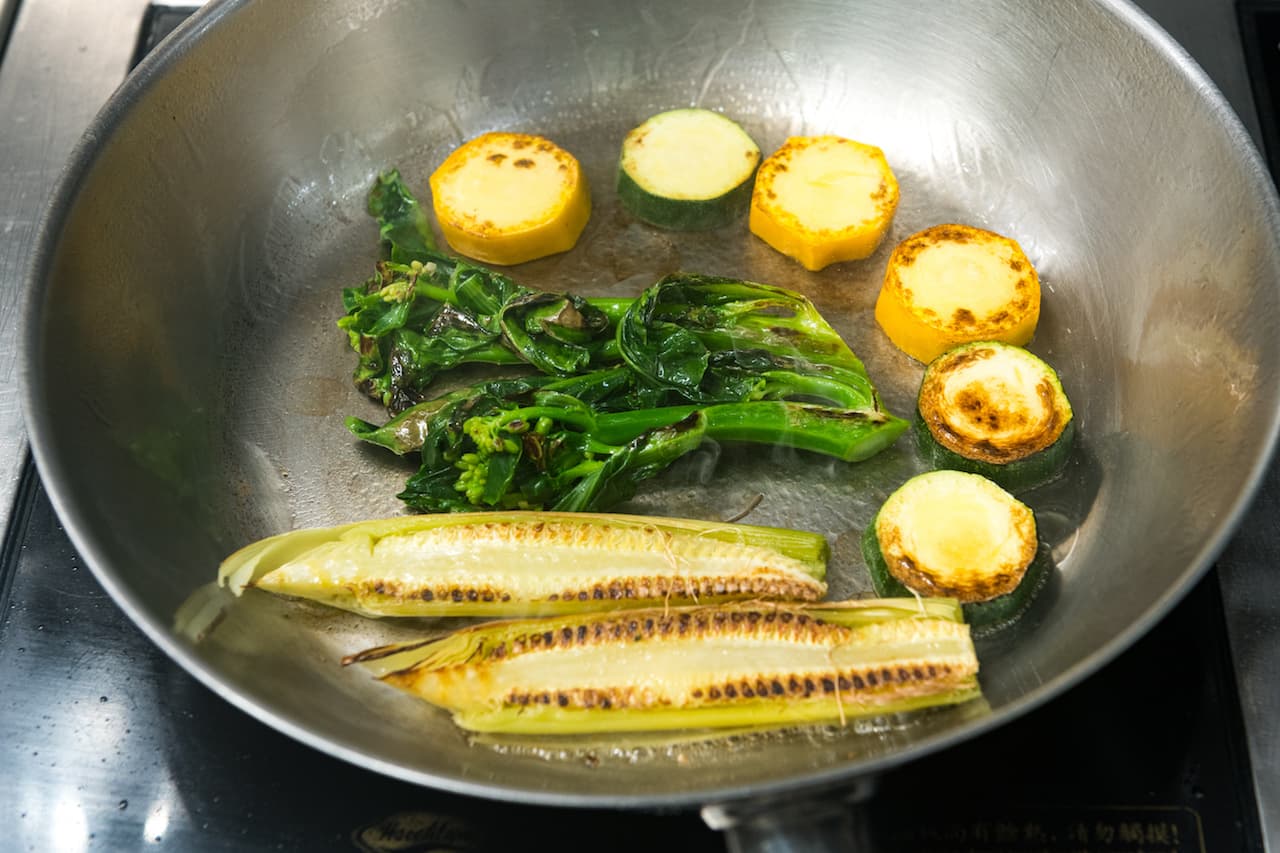 Step3：食材（3）快速燙過，煎到上色。