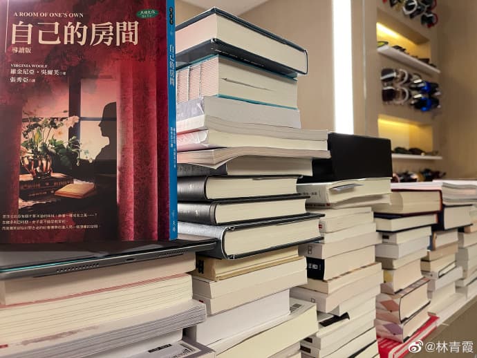 林青霞分享自己堆滿書堆的化妝台。（翻攝林青霞微博）