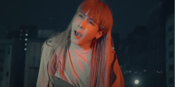 林進找來聲樂老師，要呈現不同以往的表現。（翻攝自〈吶喊〉MV）