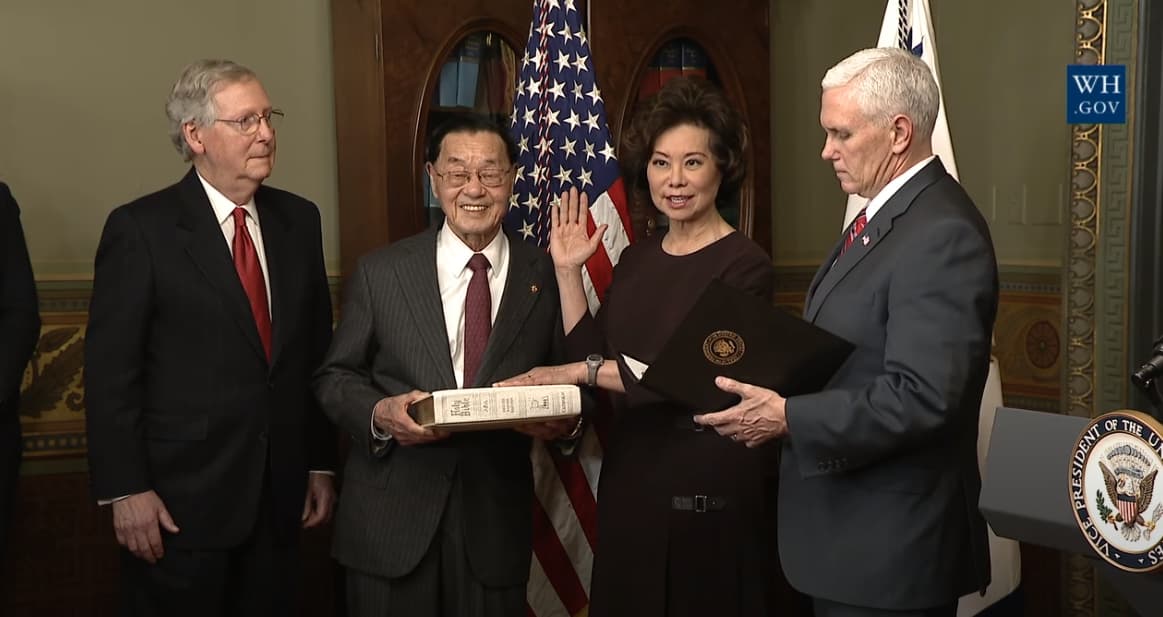 麥康乃爾（左1）的妻子趙小蘭（右2）是美國交通運輸部長。（翻攝自白宮YouTube）