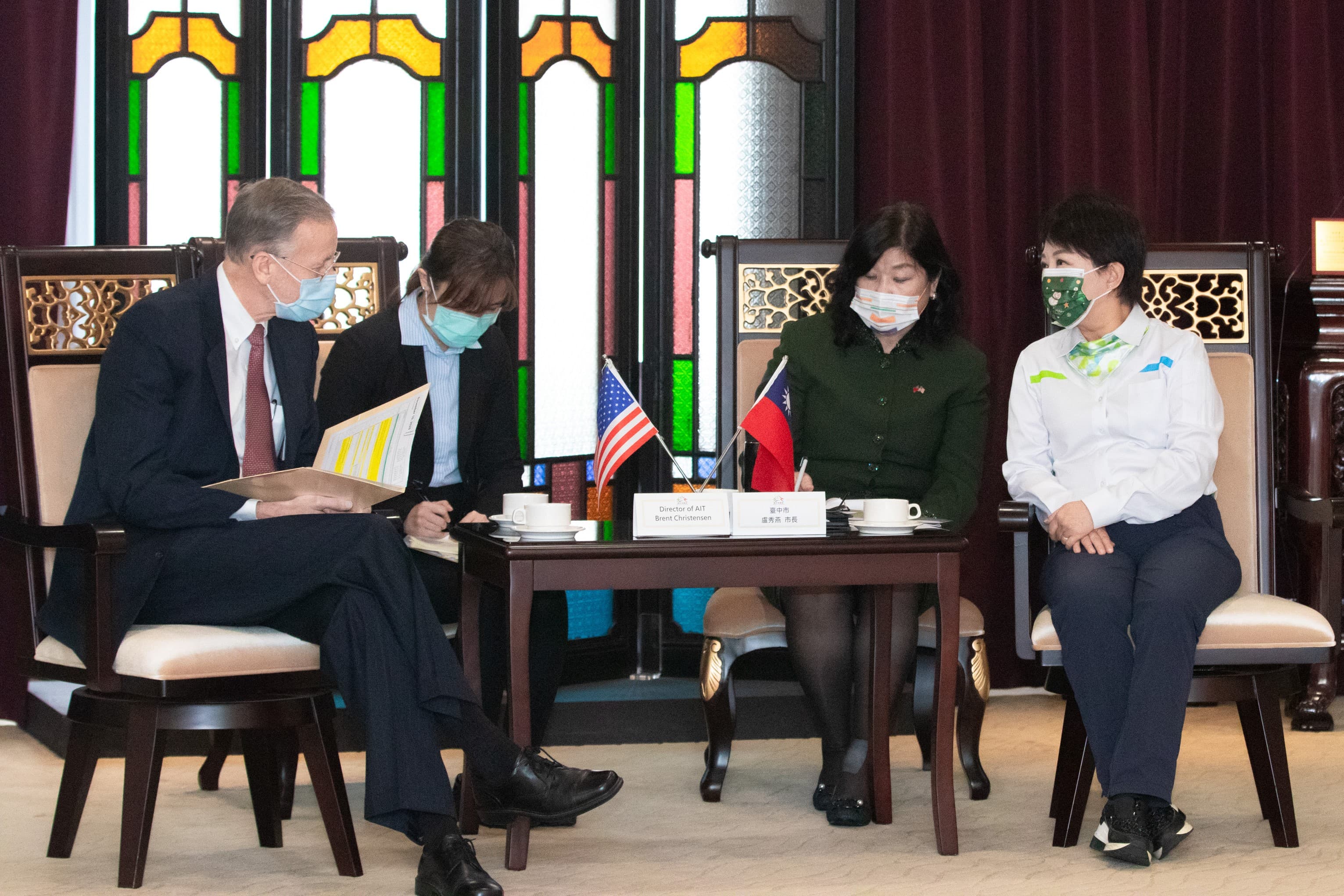 台中市長盧秀燕（右1）日前當面對AIT處長酈英傑（左1）表明反萊豬。（翻攝自台中市政府官網）