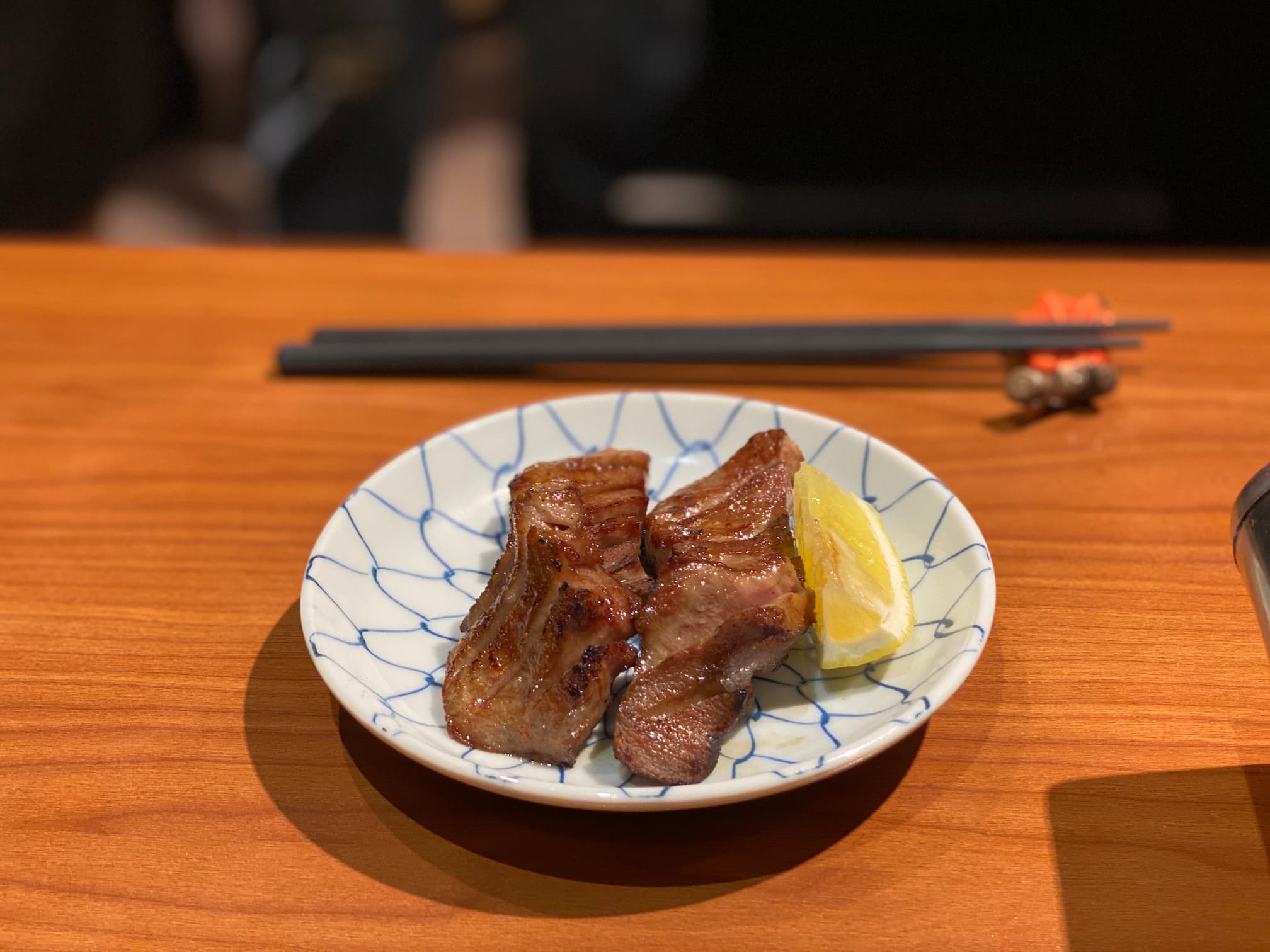 烤厚切牛舌口感脆甜。