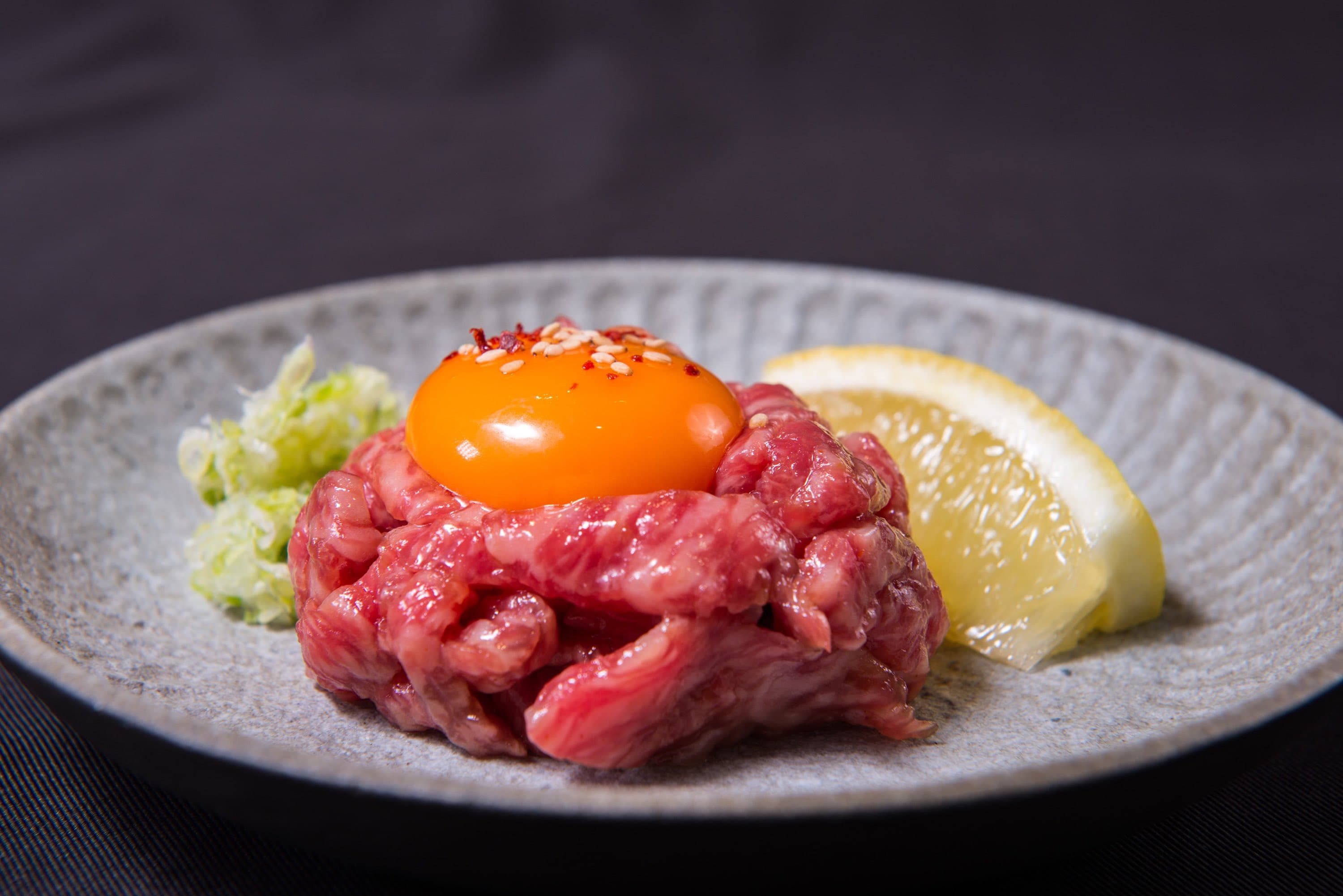 以「生蛋拌生牛肉」開場，牛肉皆選自當日開封最新鮮的瘦肉。（俺達の肉屋提供）