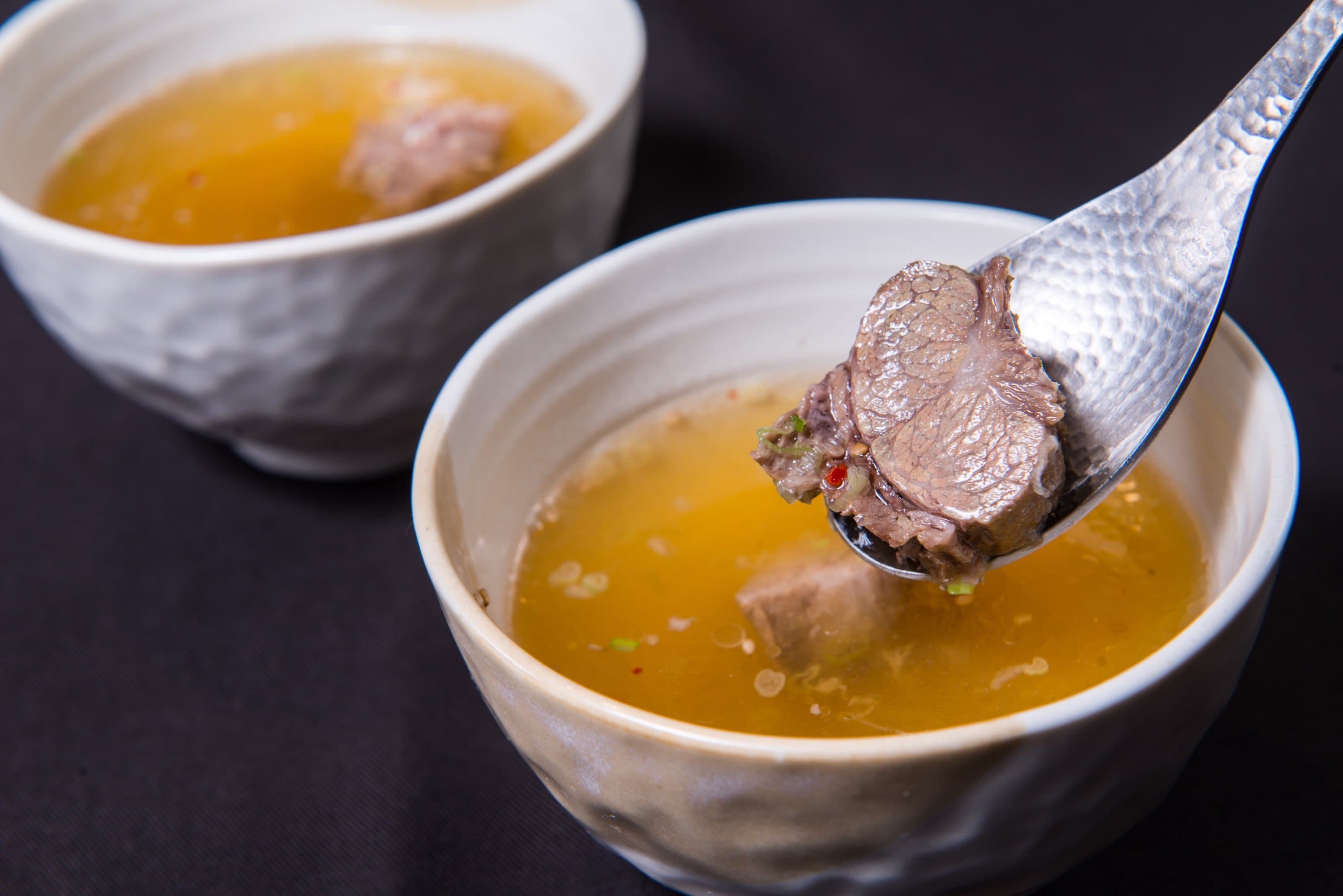 清下來的筋肉熬煮成「白金牛肉湯」。（俺達の肉屋提供）