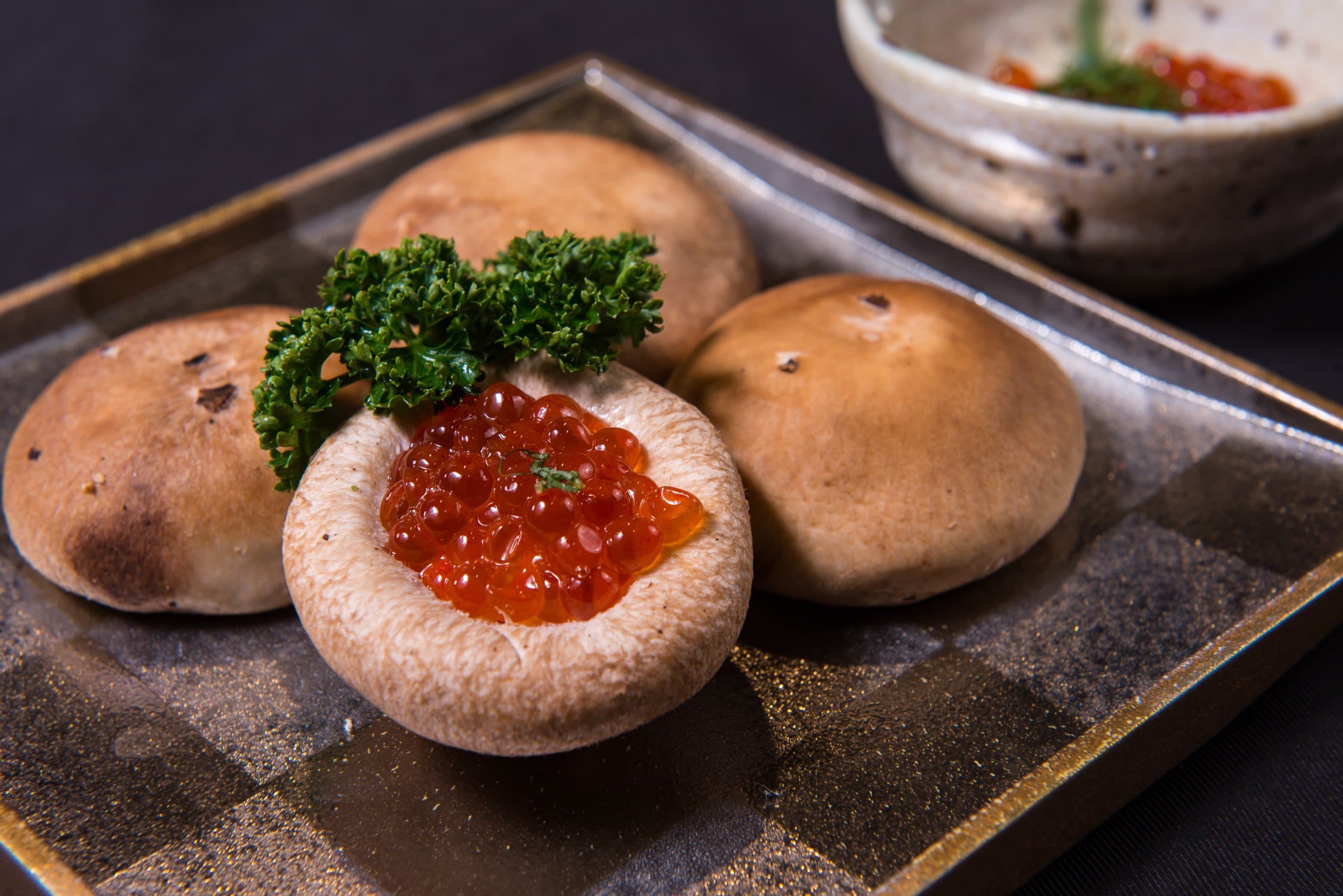 季節料理「生鮭魚卵香菇」。（俺達の肉屋提供）
