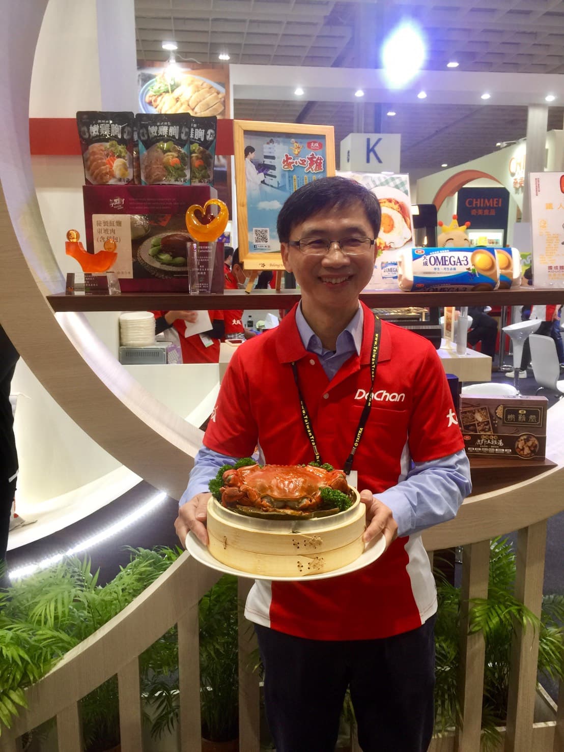 欣光食品總經理詹金和趁食品展強打今年年菜紅蟳米糕。（大成集團提供）
