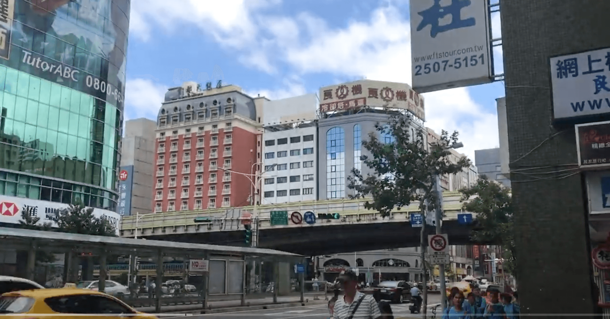 影片前段可見台北街景。（翻攝YouTube畫面）