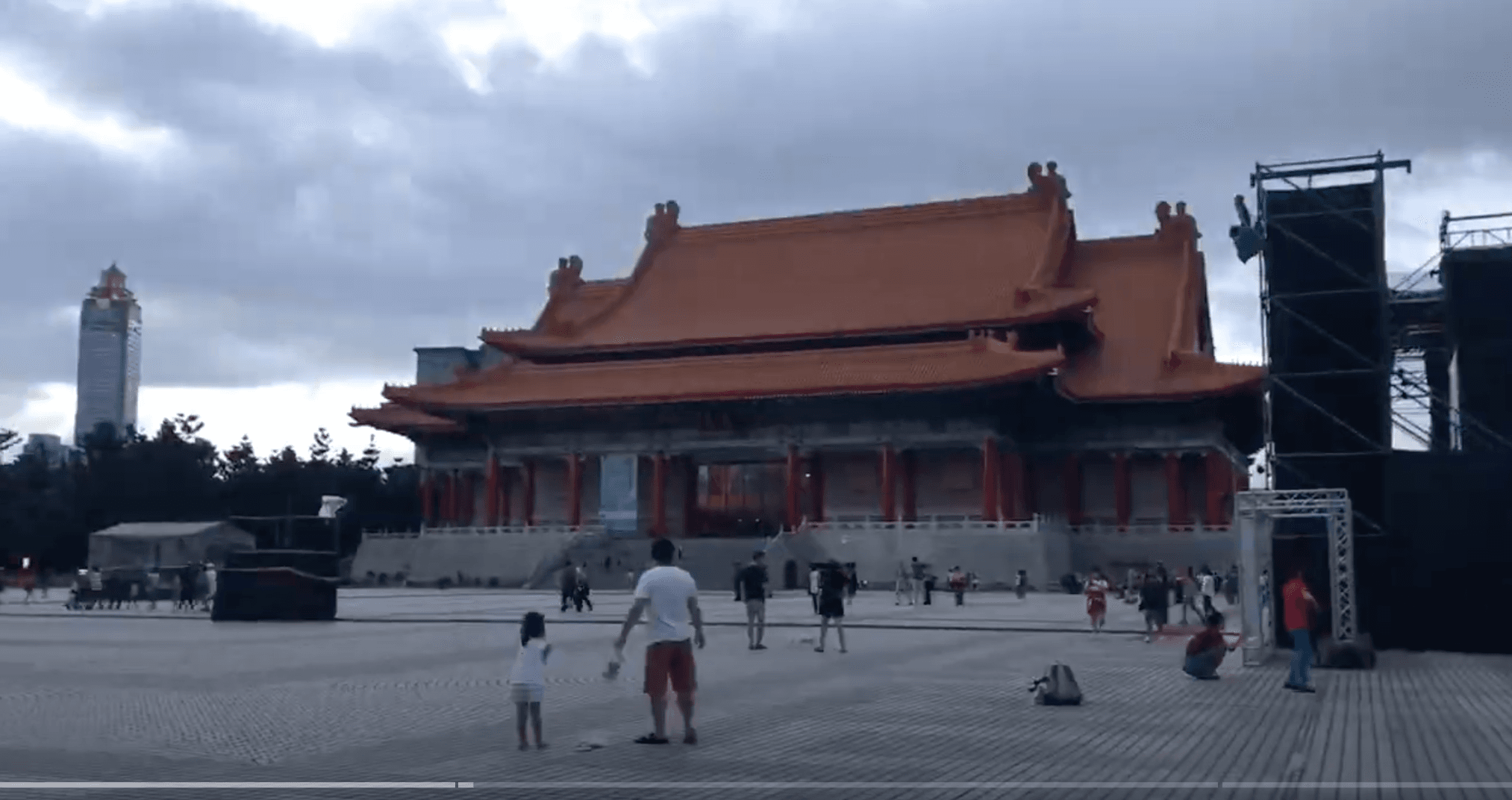 影片開頭有兩廳院畫面，應是結束隔離後拍攝。（翻攝YouTube畫面）